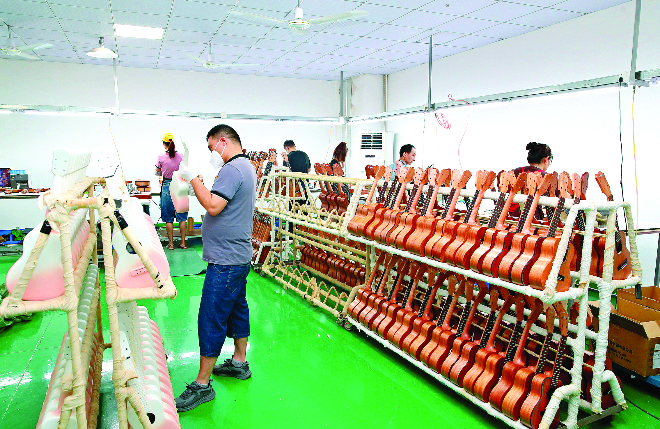     汤姆乐器公司吉他生产车间。惠州日报记者钟畅新 摄
