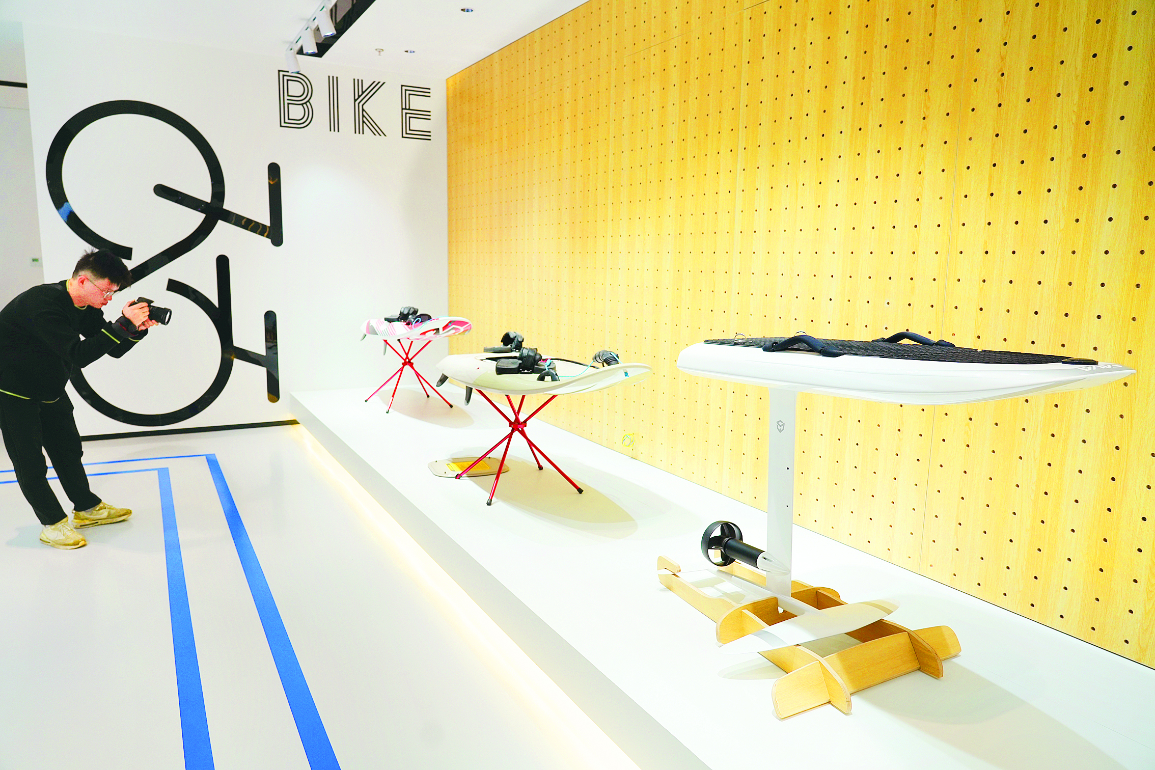     萨瓦运动器材公司推出的碳纤维动力冲浪板。惠州日报记者许文昌 摄