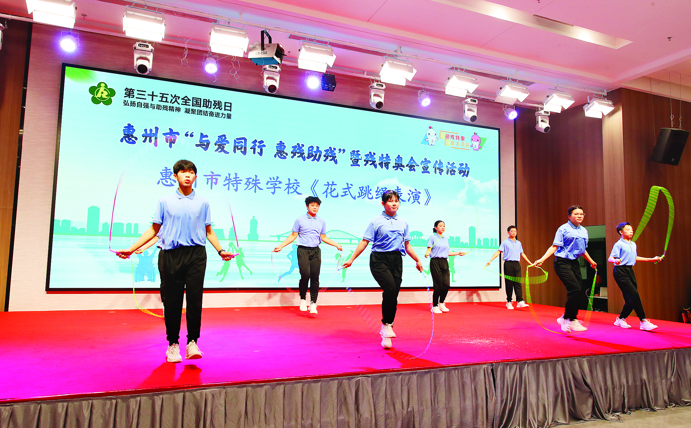     惠州市特殊学校残疾学生表演花式跳绳。惠州日报记者钟畅新 摄