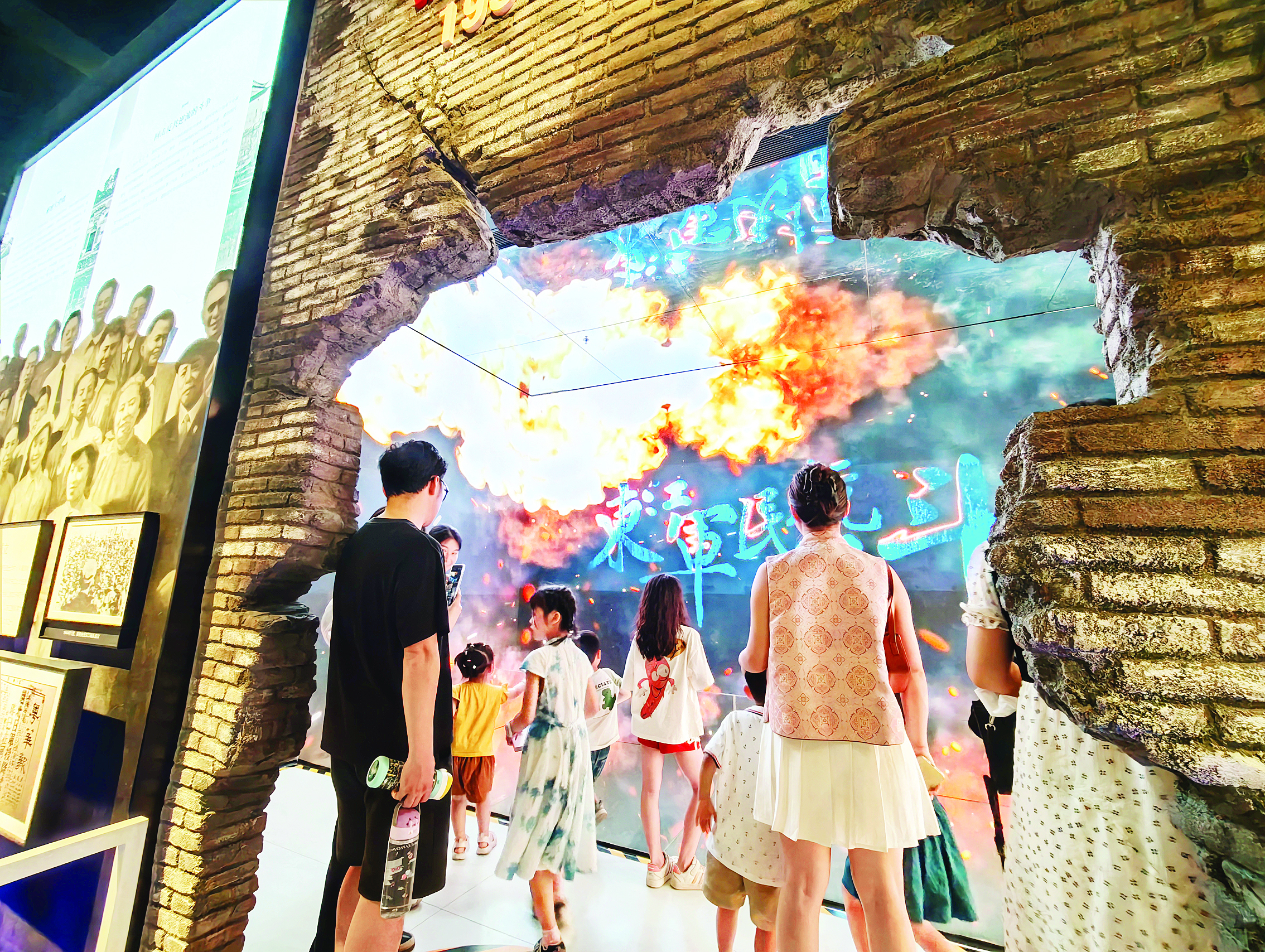     惠州博物馆里的光影特效为观众带来沉浸式体验。惠州日报记者香金群 摄