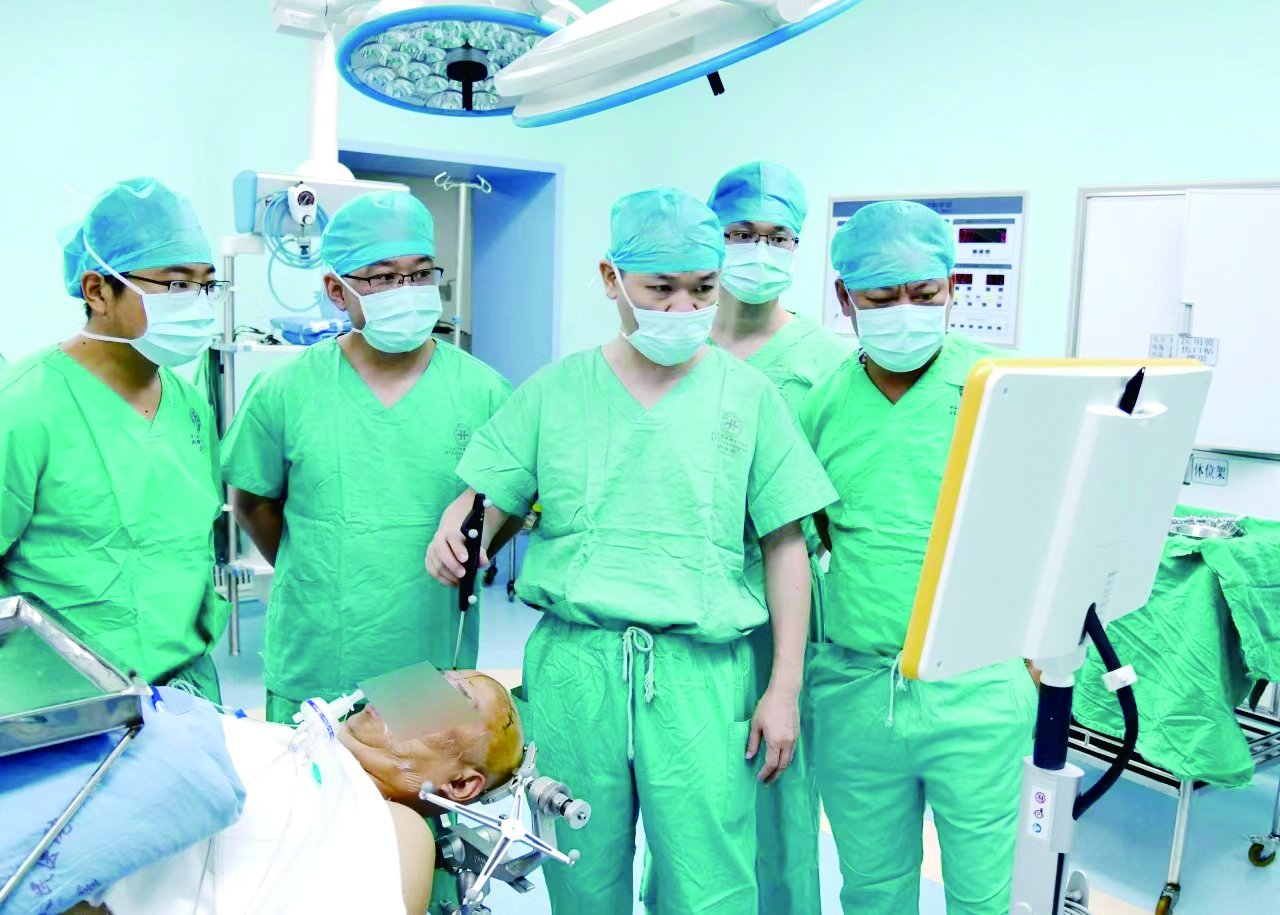     神经外科学科带头人祝刚带领专家团队开展高难度脑肿瘤手术。   本版图片惠州日报记者周楠 摄