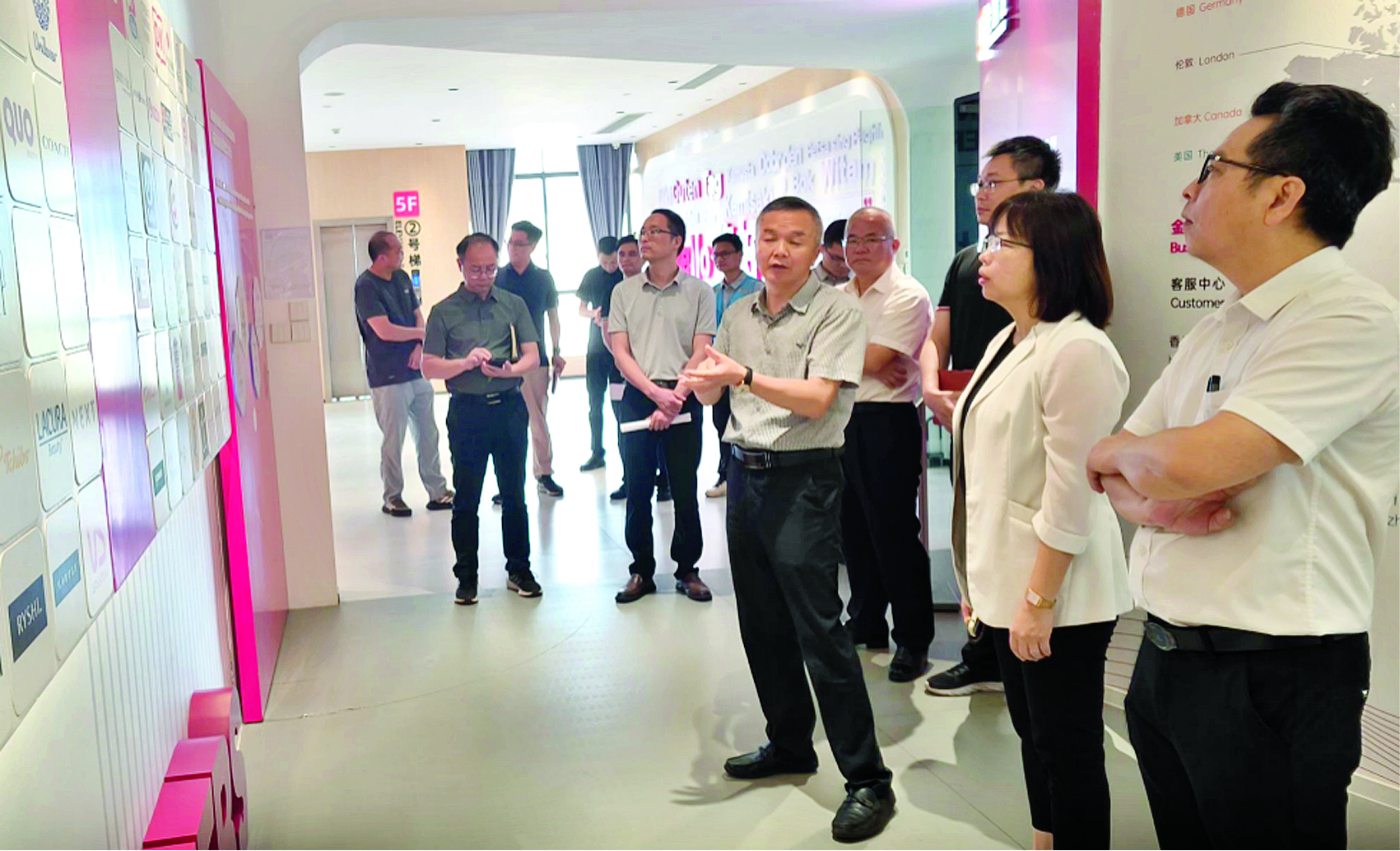     博罗县人力资源和社会保障局调研组实地调研惠州市金宣发智能包装科技有限公司。惠州日报记者李燕文 摄