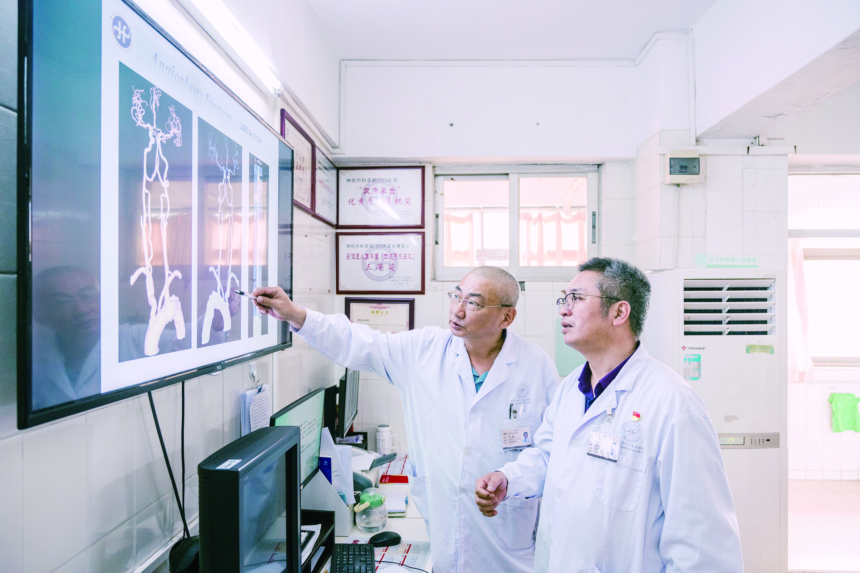     两个科室主任罗洪海和刘武联合诊疗成为日常。