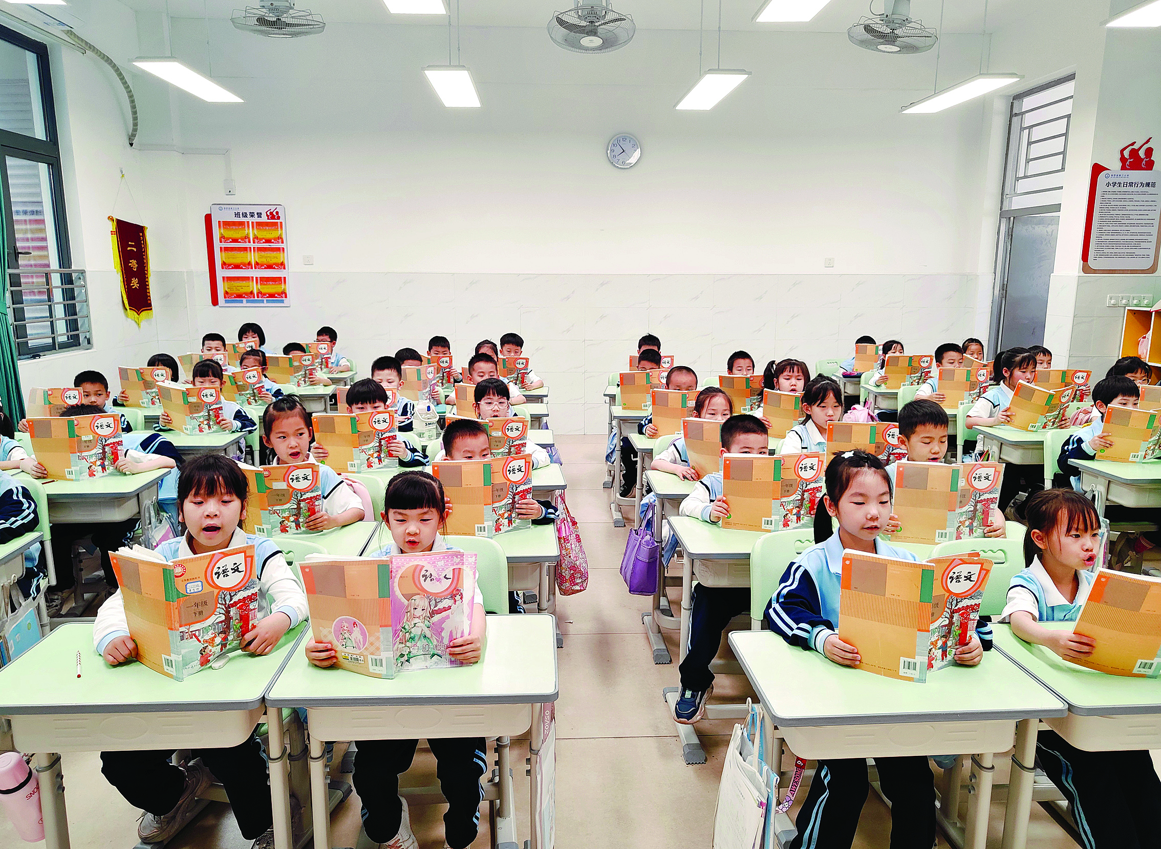     博罗县第三小学学生在朗读课文。