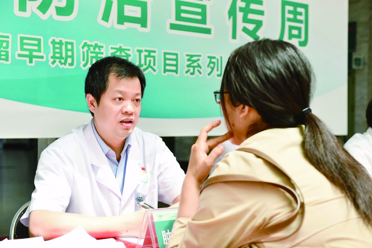     李俊在义诊现场耐心解答市民提出的问题。