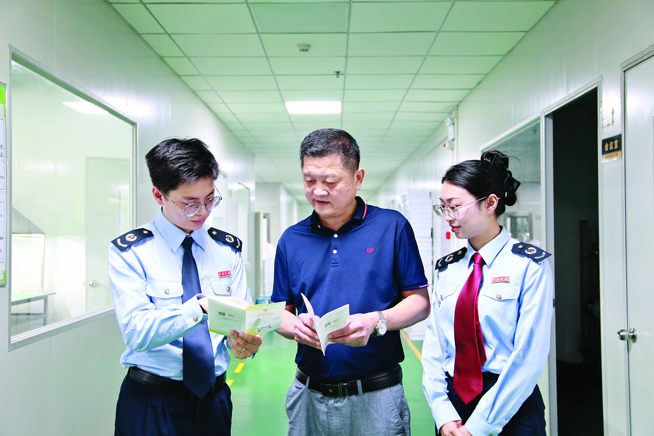     税务人员深入惠州龙门产业园区，面对面为企业讲解税费优惠政策。