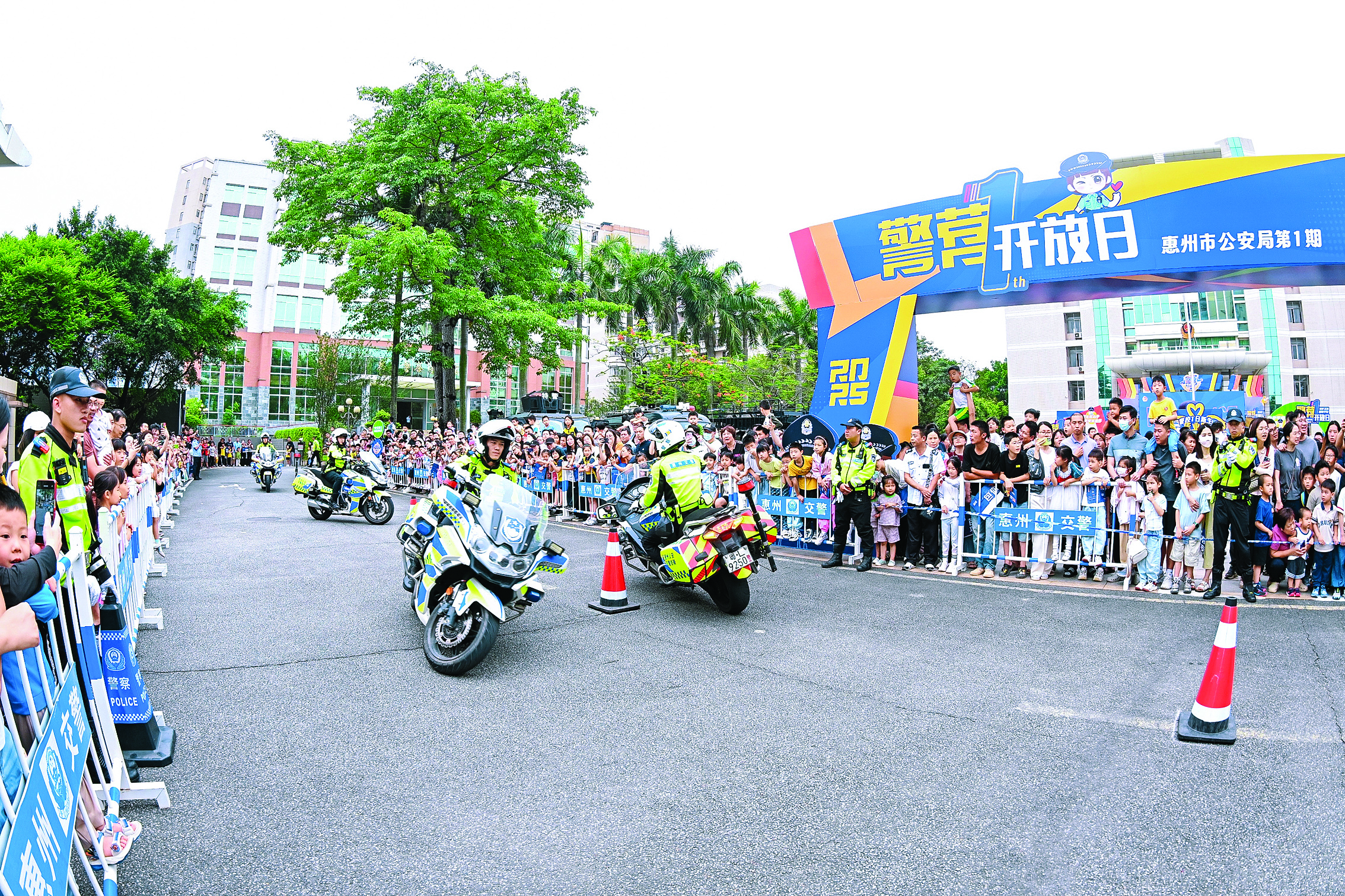     “安全骑士”交警铁骑绕桩表演。