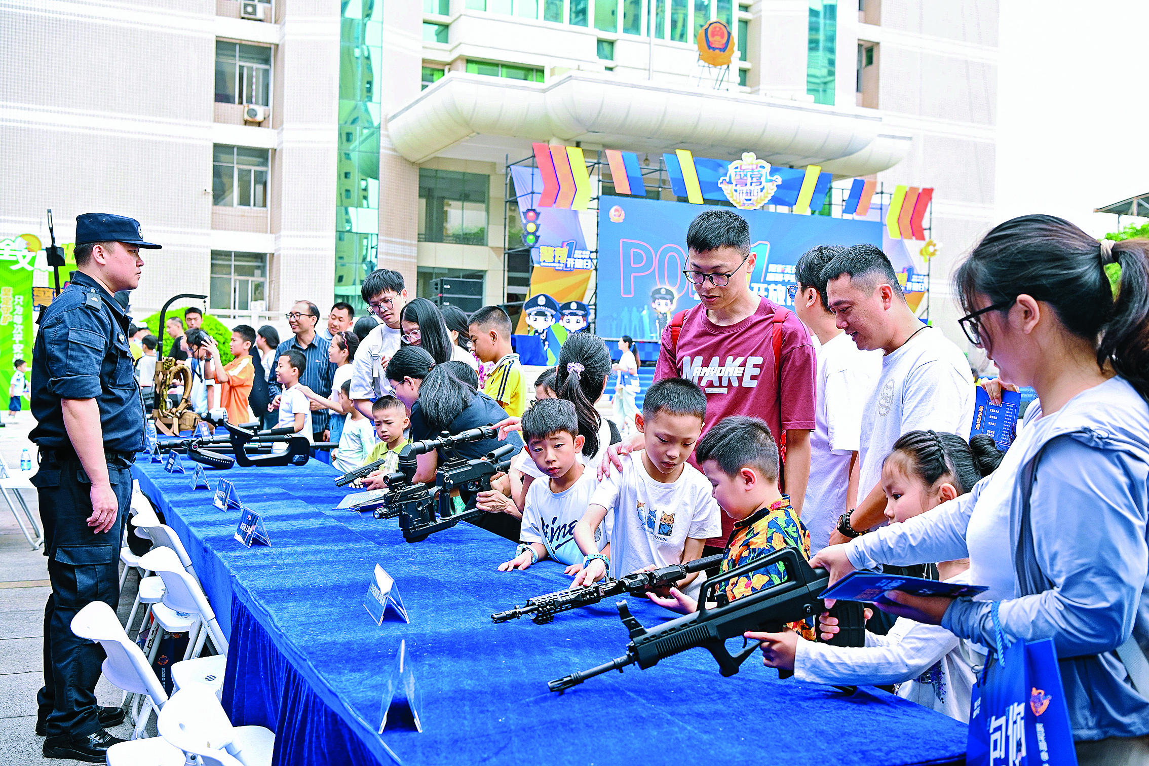     “特警硬实力”互动区的特种枪械展示，吸引众多小朋友前来体验。