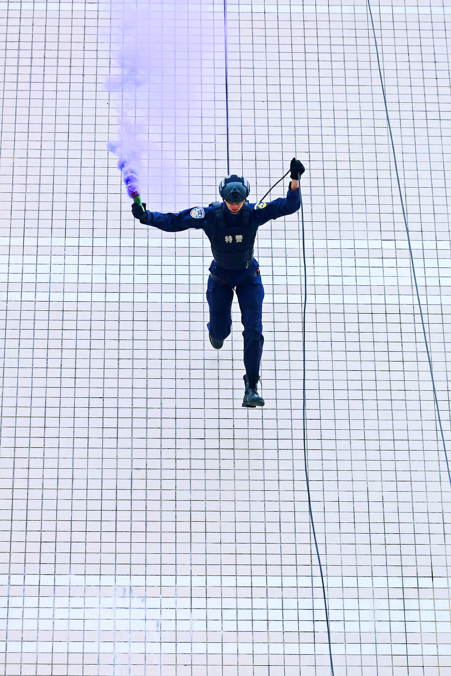     特警索降，动作干净利落。