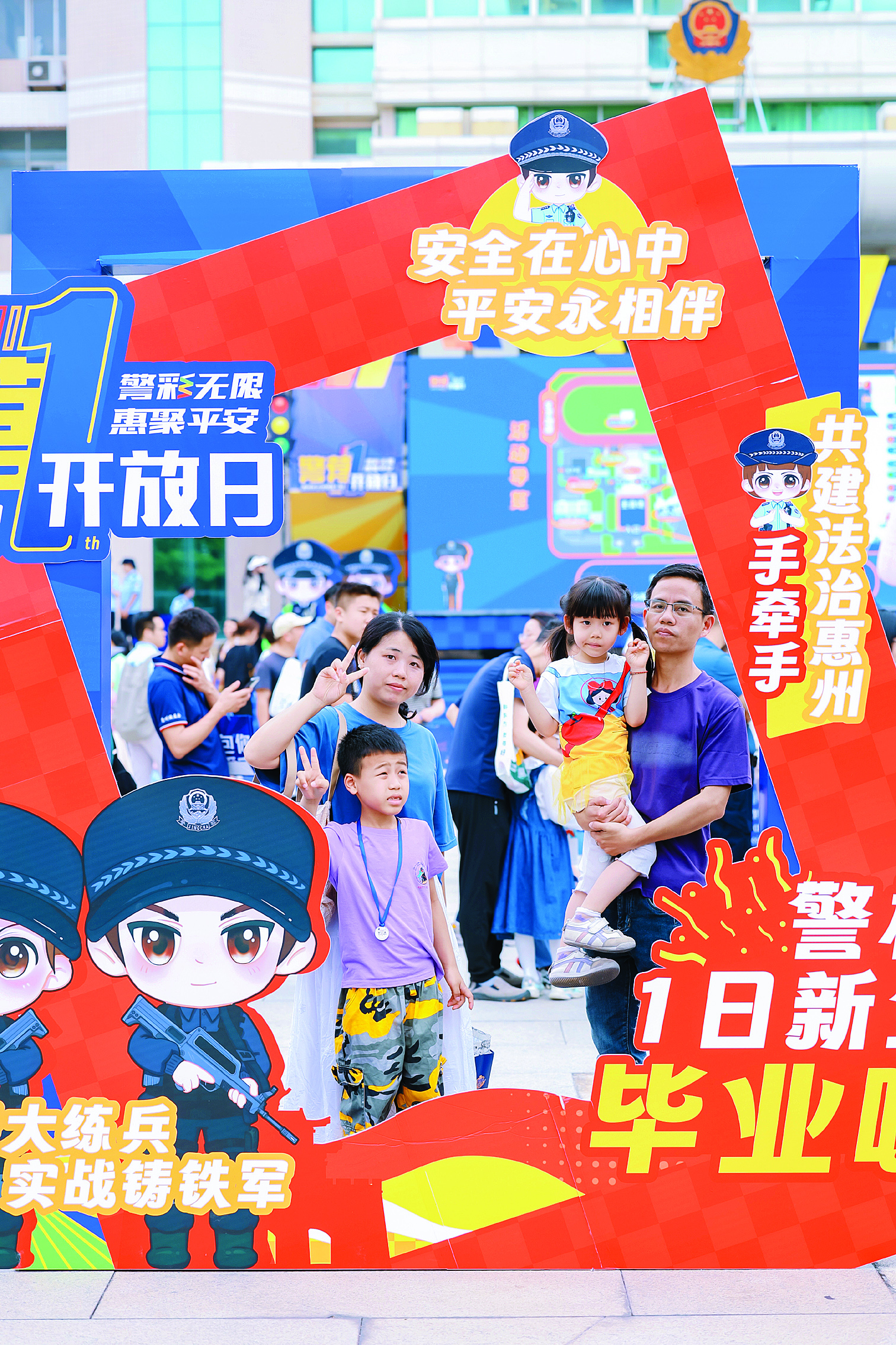     市民打卡拍照。