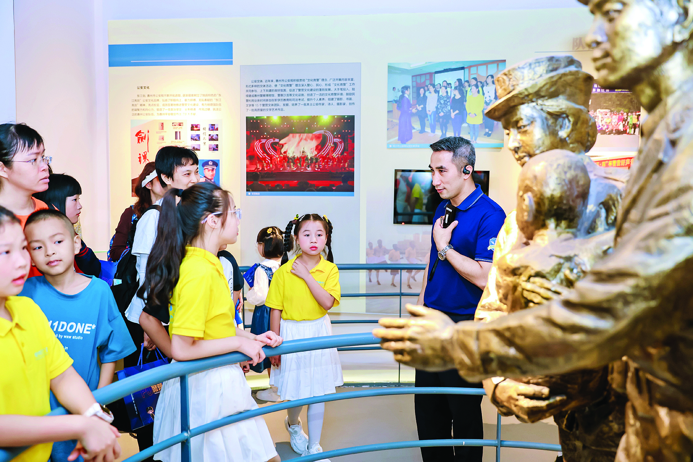     市民朋友探秘惠州警察博物馆。