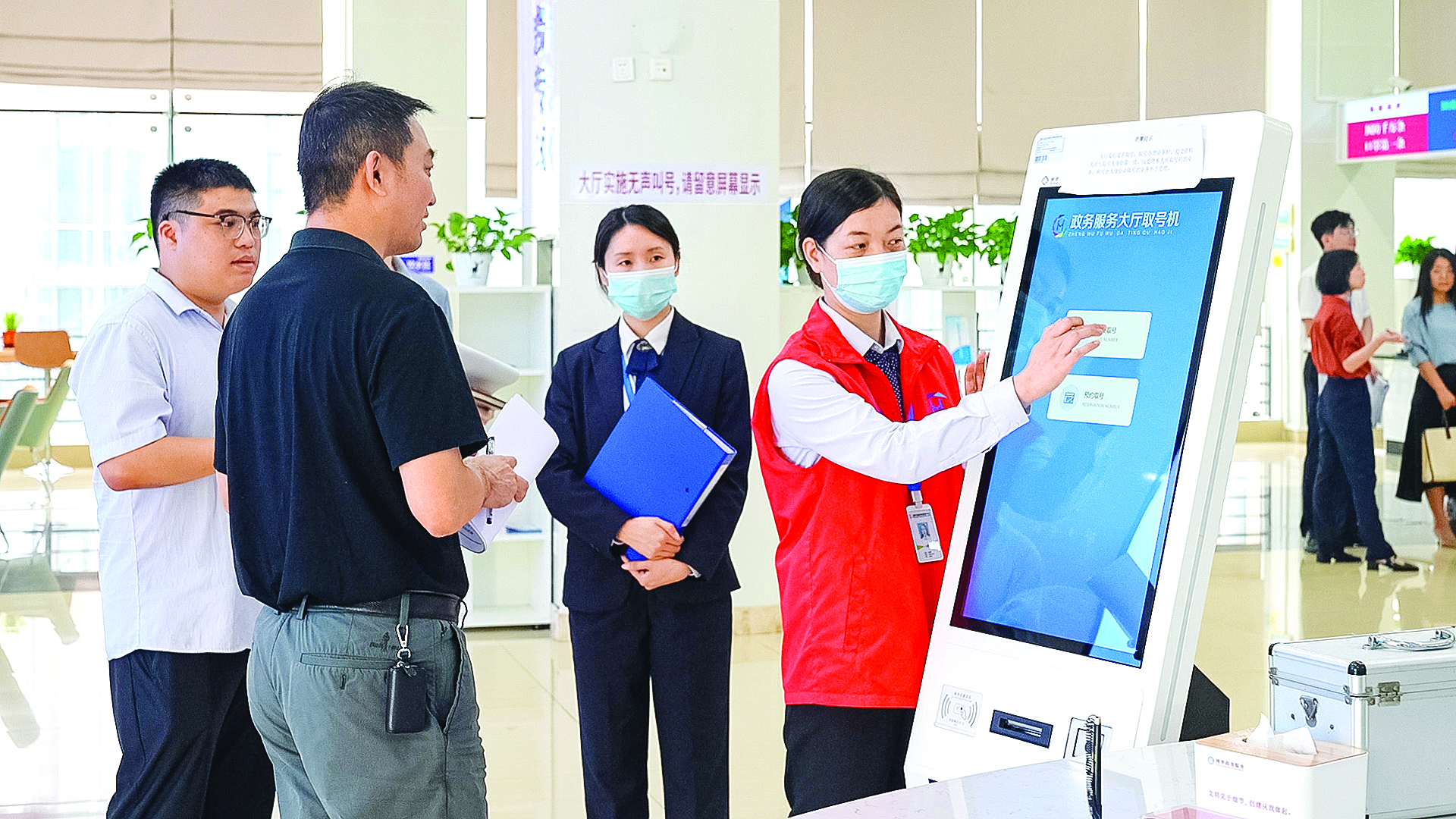     企业代表、行政工作人员、工作人员全流程体验涉企高频事项办理。