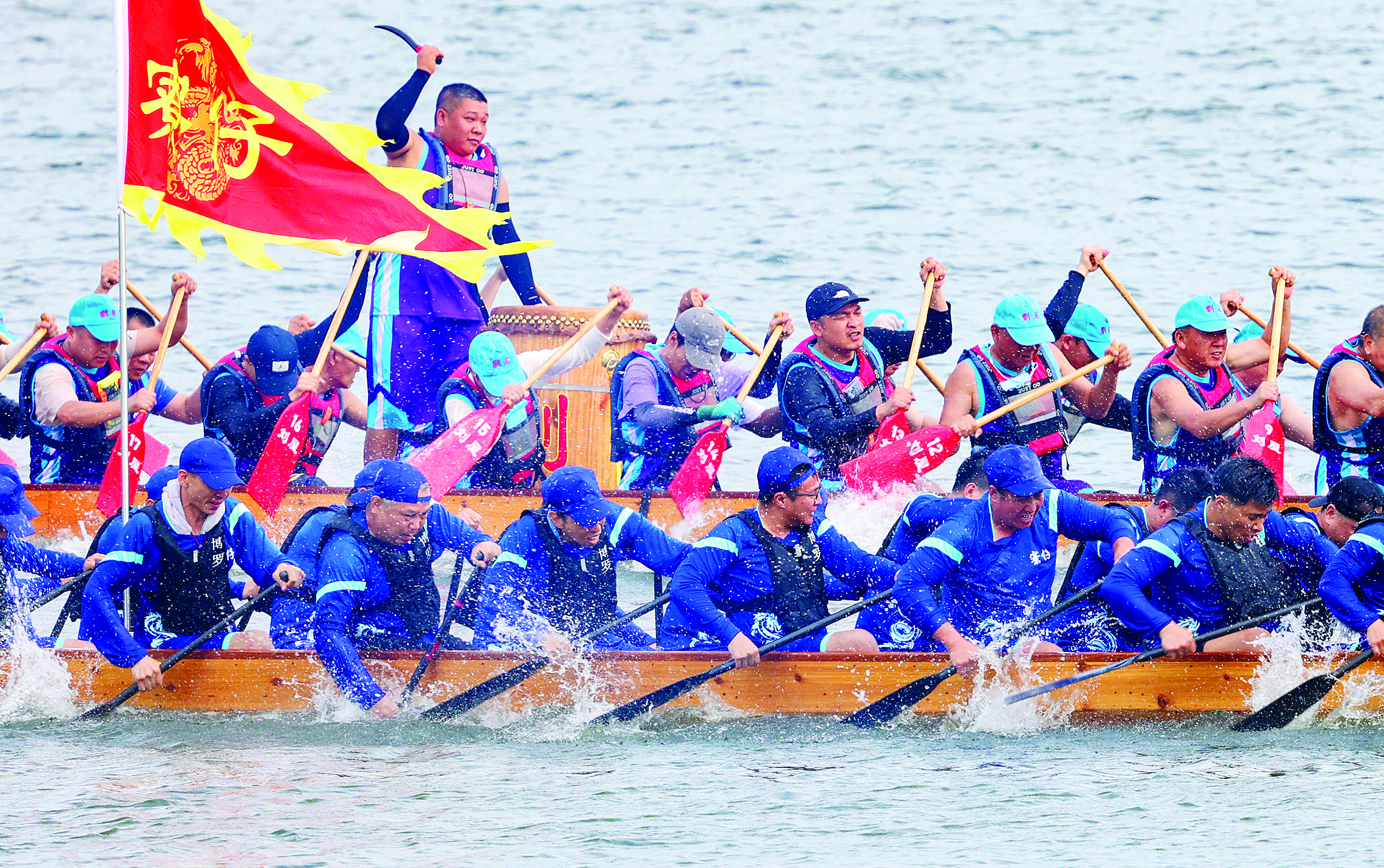     龙舟队奋勇向前。本组图片 惠州日报记者王建桥 陈雪莲 摄