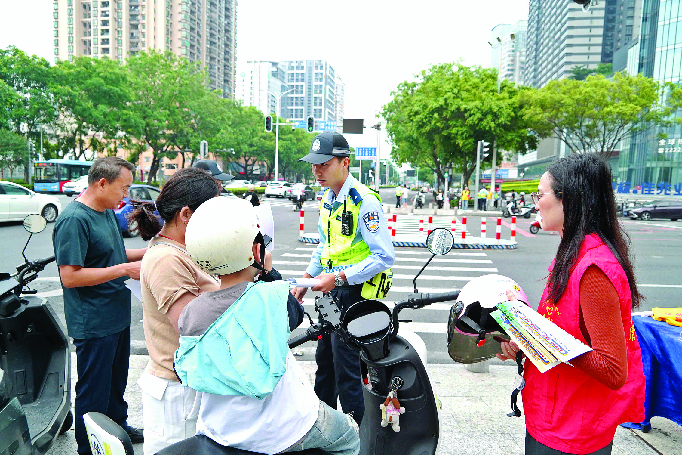     5月25日上午，惠州交警在路口开展送头盔“敬告式执法”行动。惠州日报记者李松权 摄
