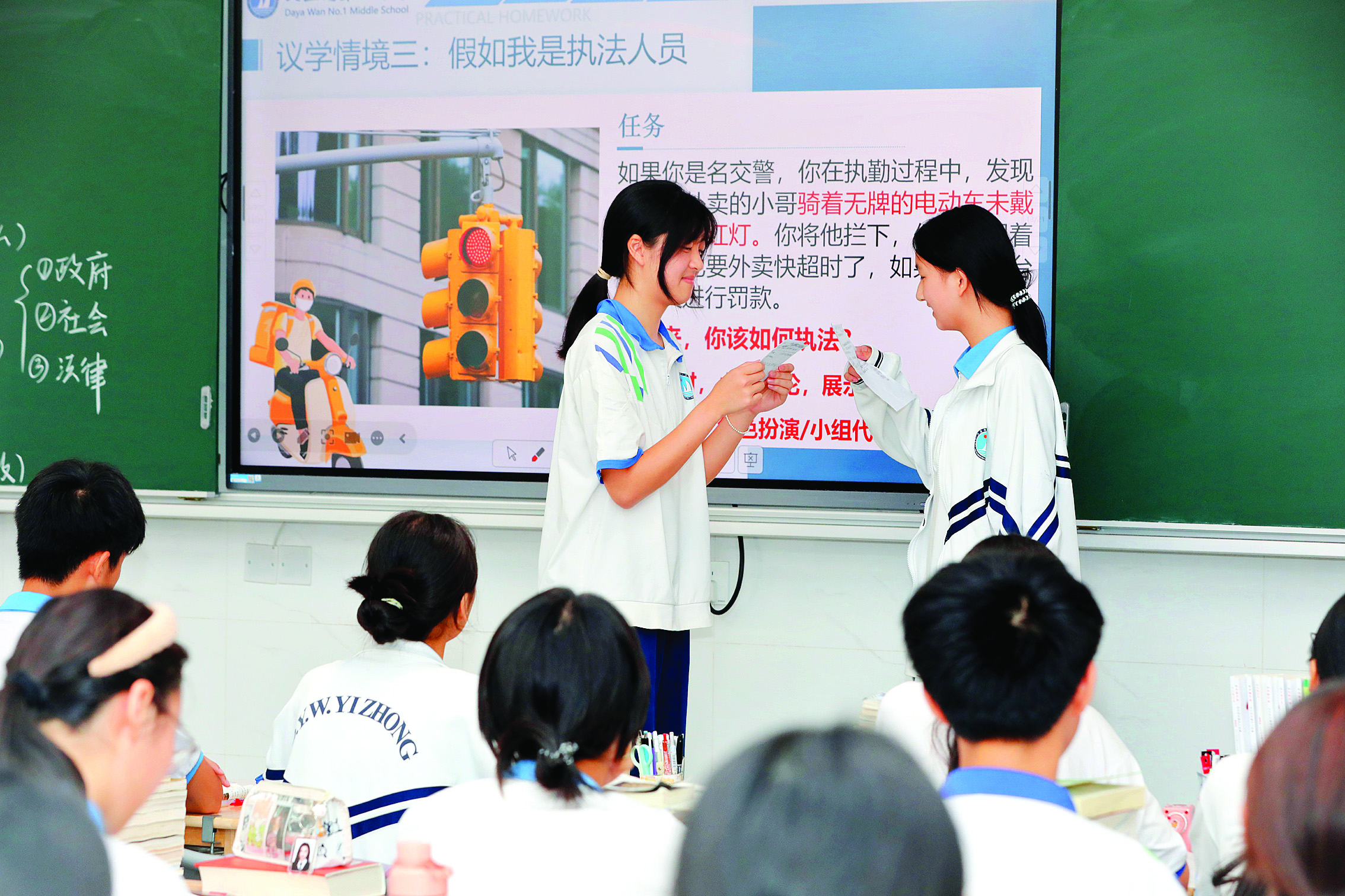     励品课堂上，学生通过角色扮演体验执法场景，在情境互动中理解课堂知识点。