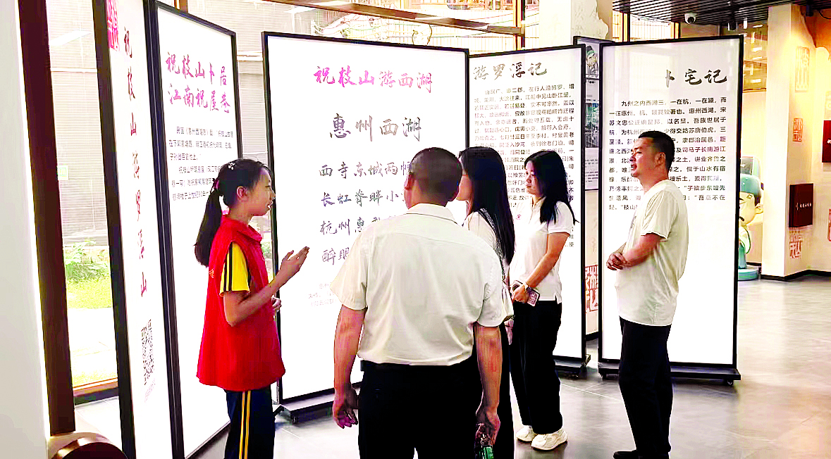     小讲解员为给游客讲述祝枝山与惠州西湖的渊源。    惠州日报记者彭红霞 通讯员吕嘉琪 张亮 摄