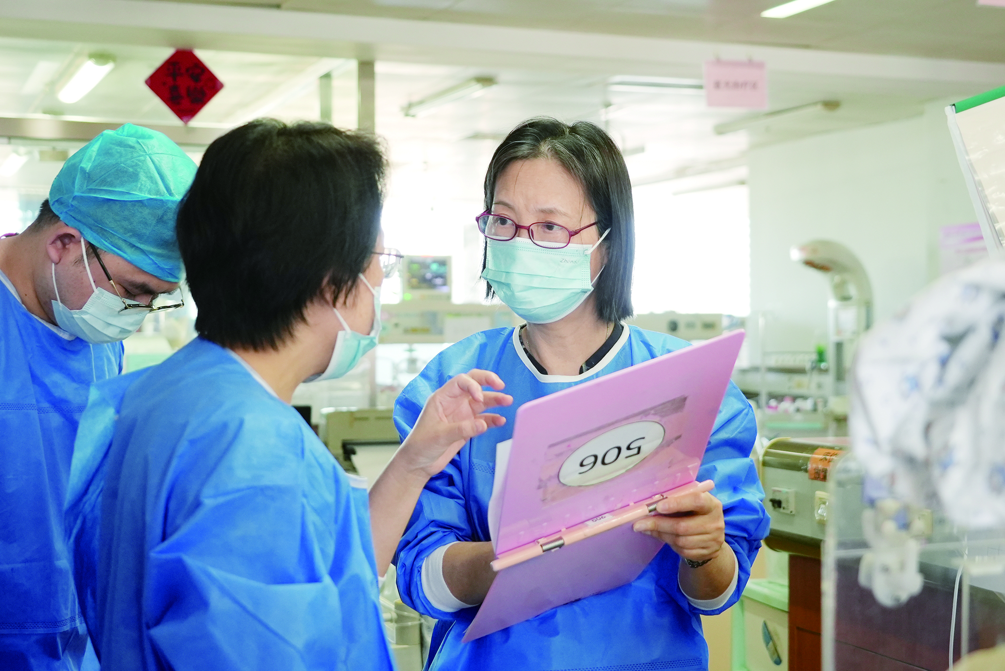 <p>    唐雯教授在开展教学查房。</p>