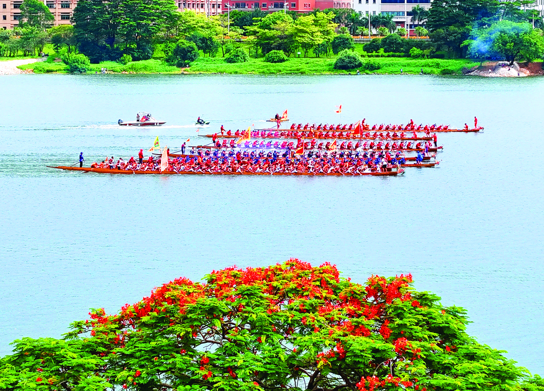     龙舟队东江竞渡。