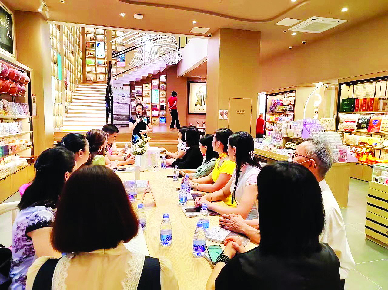     博罗书城开展全民阅读系列活动，吸引众多群众参加。