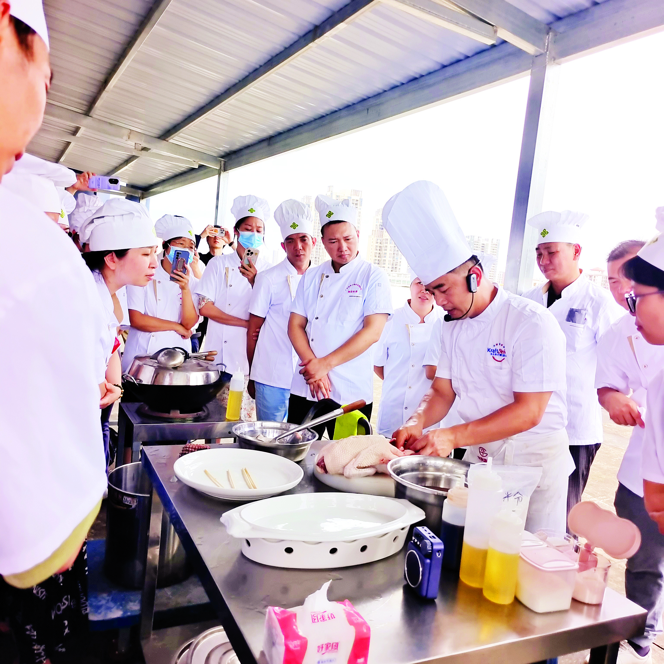     培训现场，学员们围成一圈，仔细观摩老师的操作。    惠州日报记者叶文青 通讯员李雪英 摄