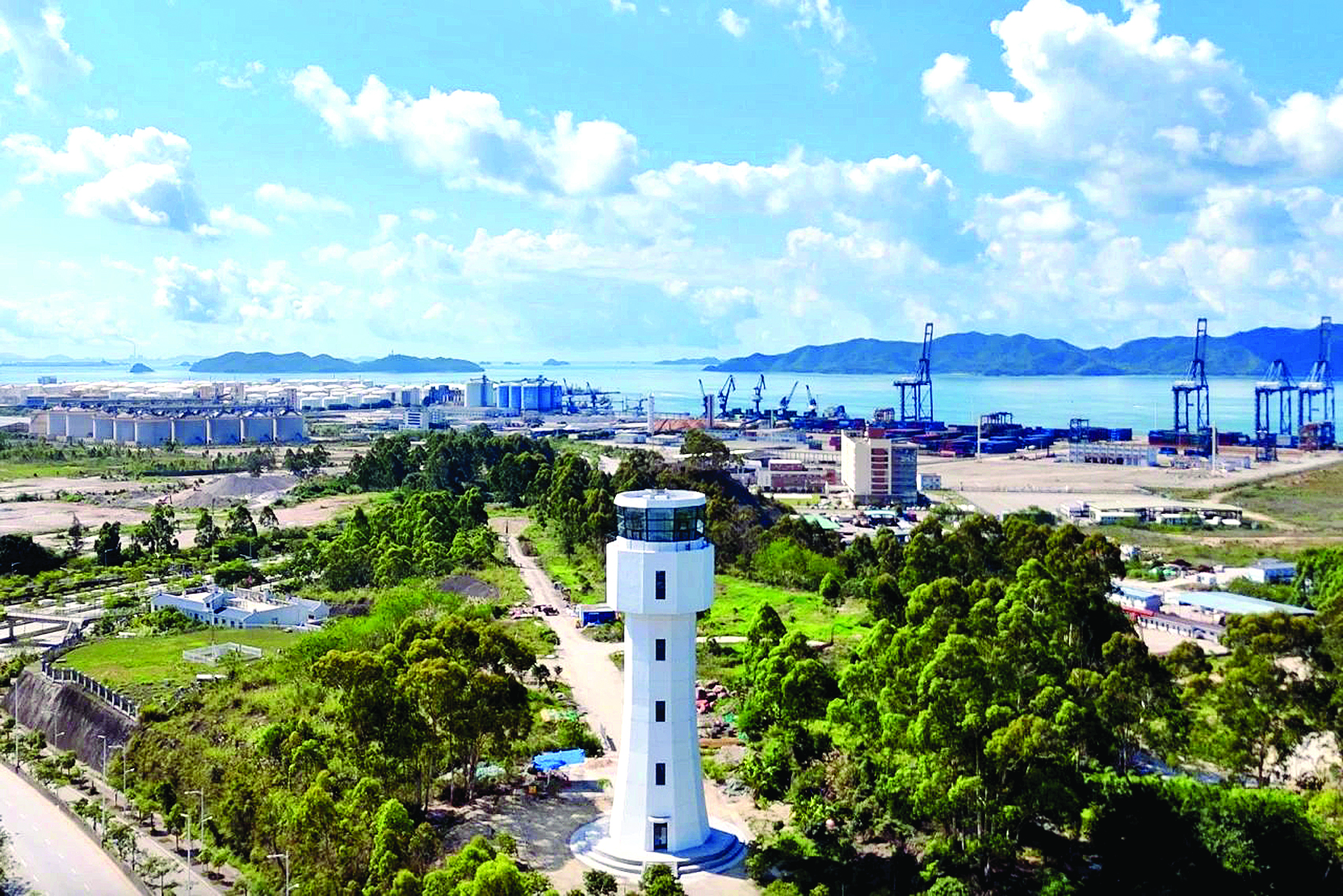     惠州港荃湾港区进港航道导标。图片由中铁广州工程局提供