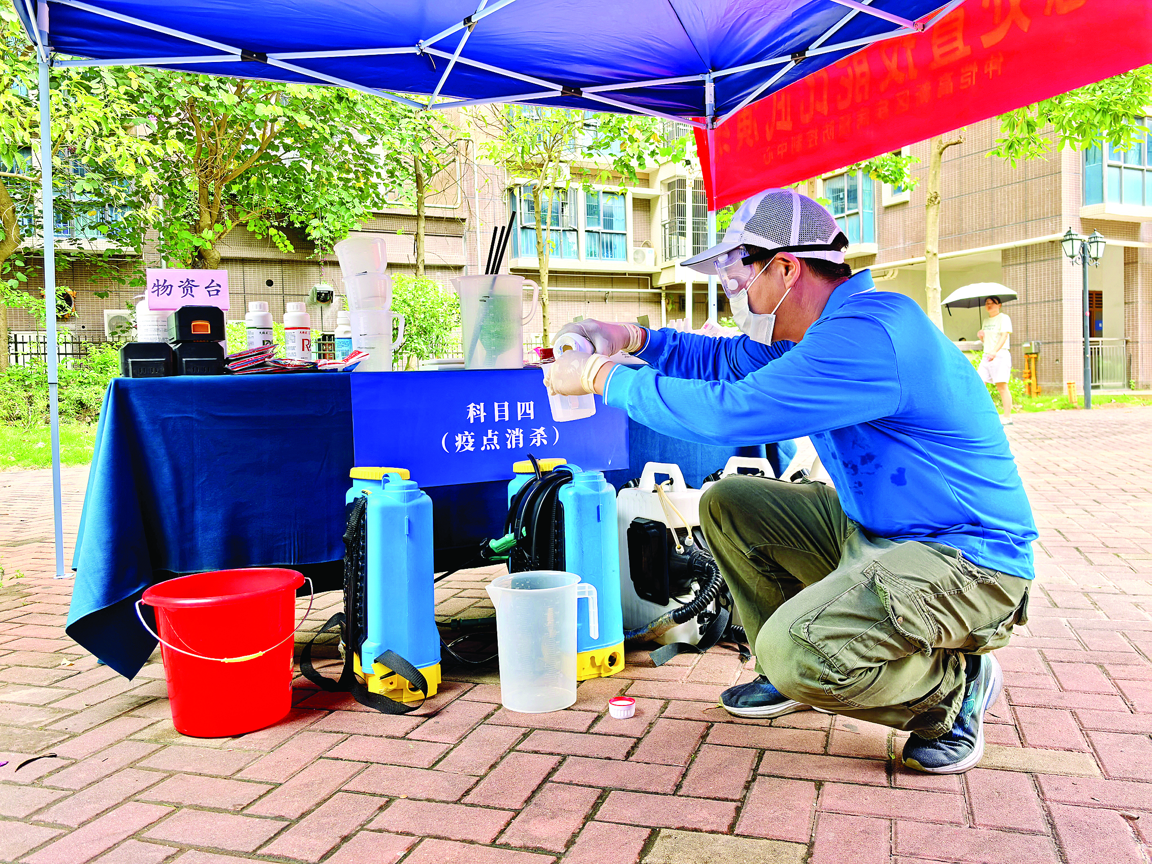     参赛人员现场开展应急消杀。惠州日报记者钟玮 摄