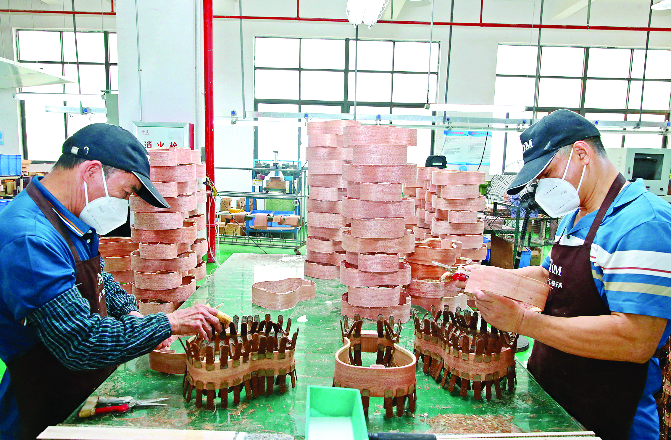     惠州市汤姆乐器有限公司生产车间。惠州日报记者钟畅新 摄