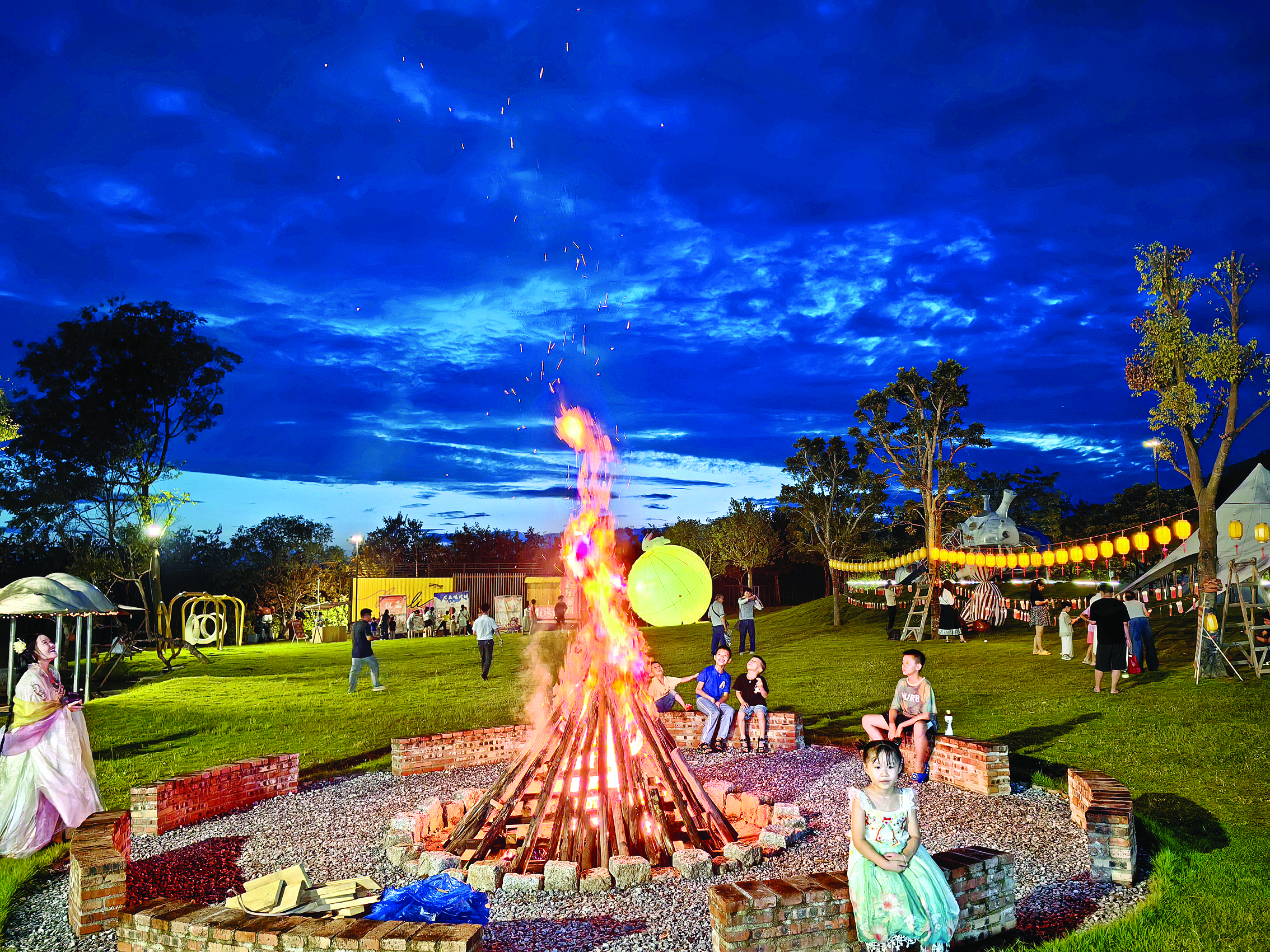     龙门县龙城街道城西村农民工匠协会以百果里农业综合体项目为载体，带动村民增收。惠州日报记者汤渝杭 摄