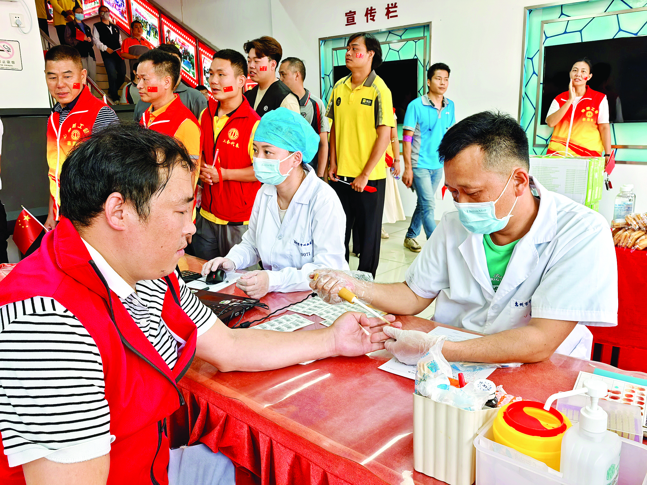     新业态劳动者积极参与无偿献血。惠州日报记者钟玮 摄