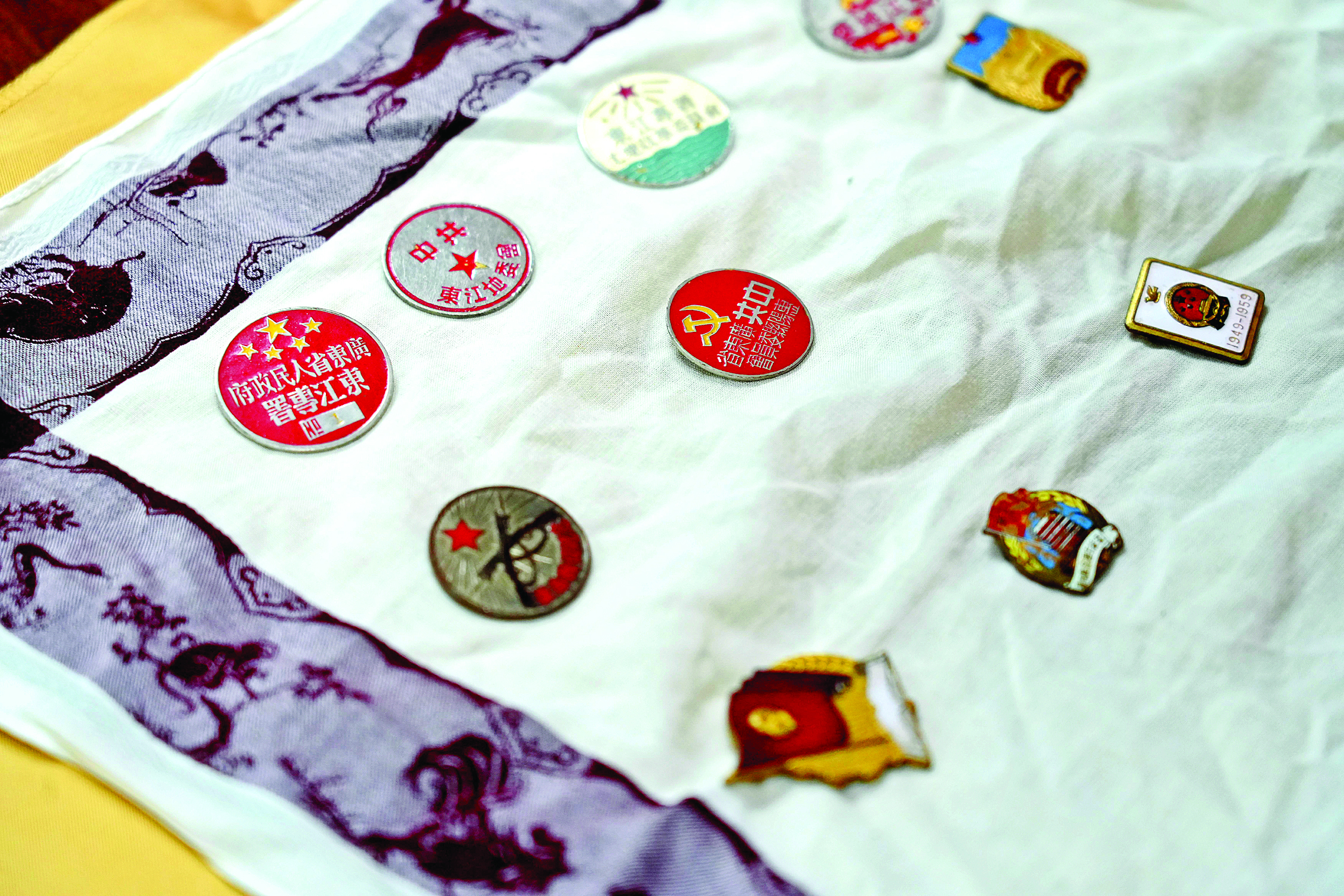 <p>    叶锋家属捐赠的各类徽章。本组图片 惠州日报记者许文昌 摄</p>