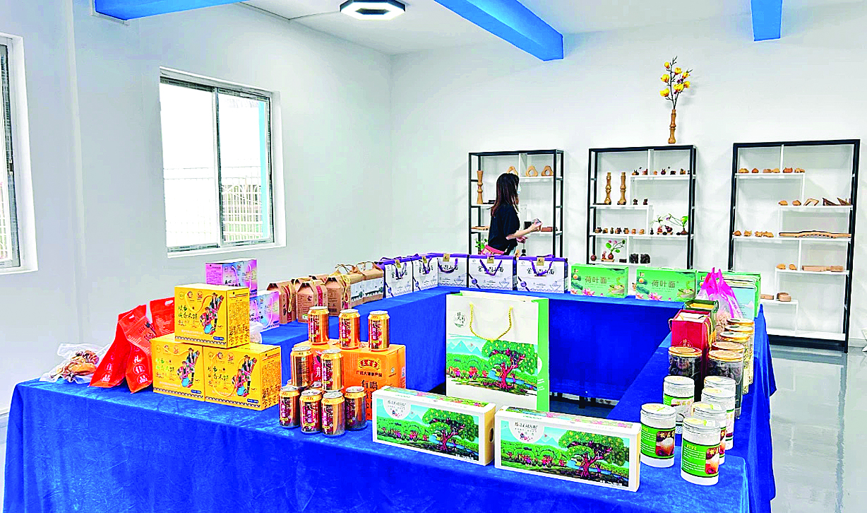     乡村青年创业基地内陈列的龙门特色农产品。    惠州日报记者黄宇翔 通讯员龙融心 摄