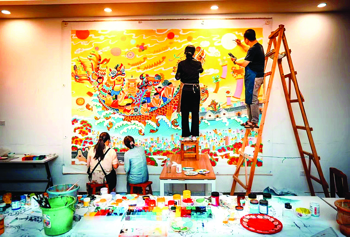    《潮涌南粤》由4位农民画画家历时26天完成。    惠州日报记者黄宇翔 通讯员龙融心 摄
