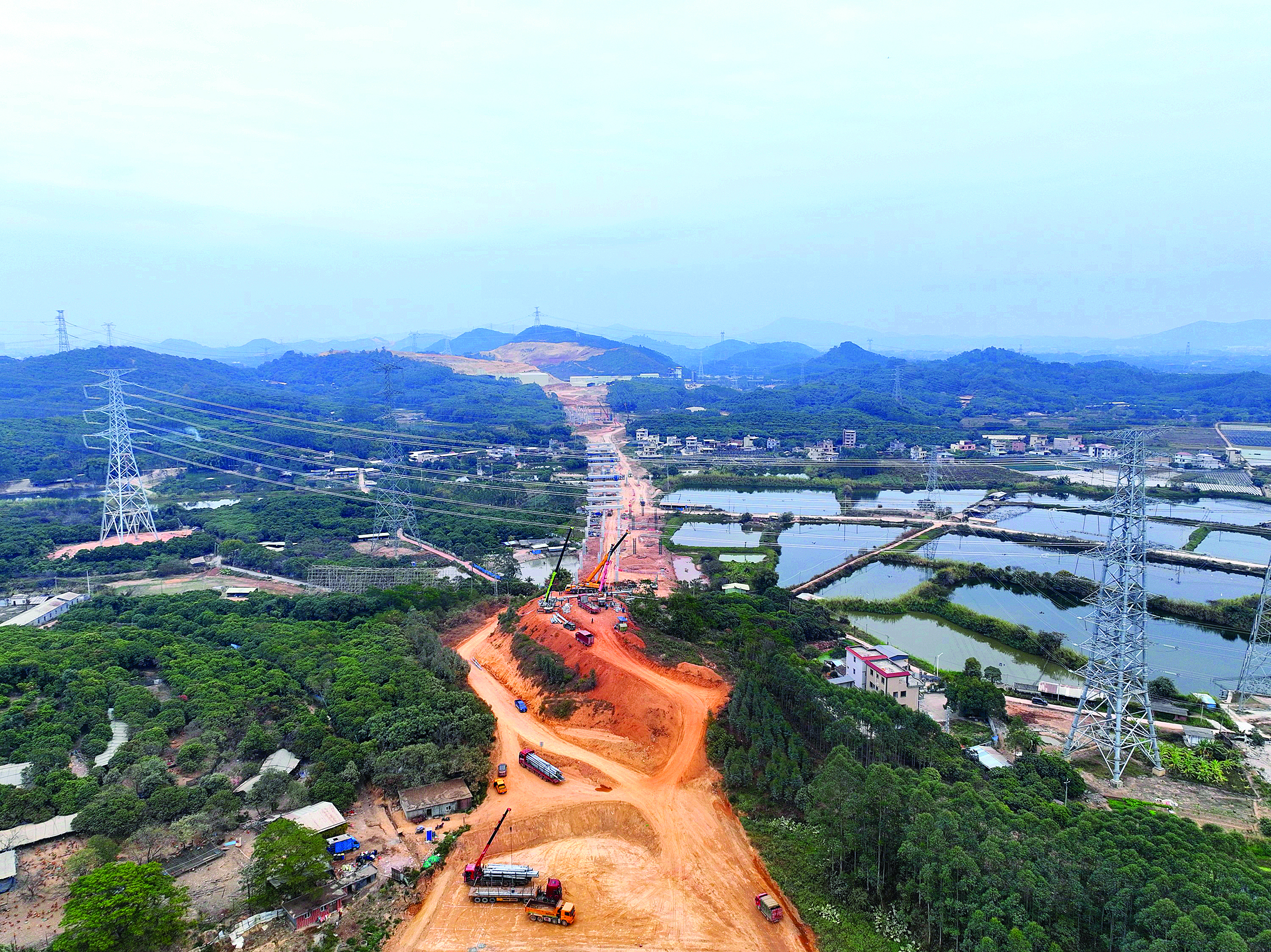     500kV博莞甲乙线拆除位于高速红线内的旧塔。图片由广东惠增高速公路有限公司提供