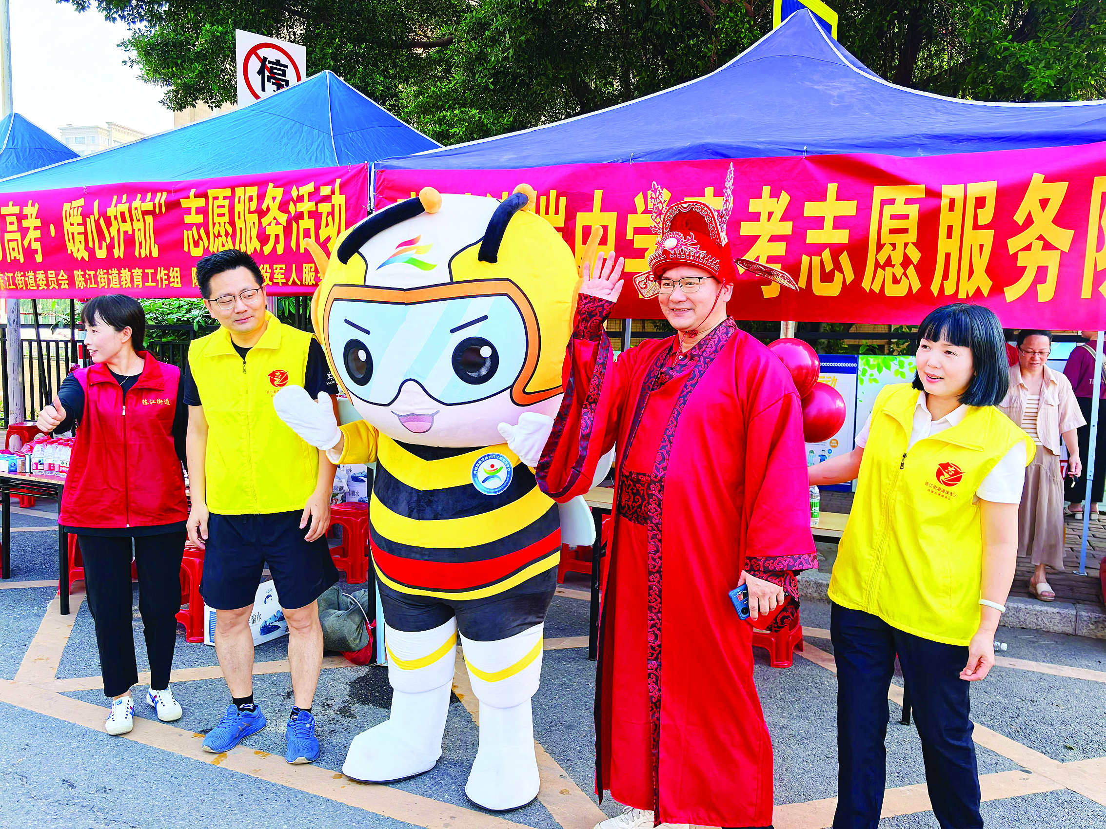     志愿者在考点为考生们加油打气。惠州日报记者钟玮 摄