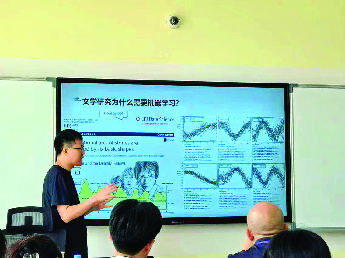     重庆大学中文系副教授刘洋为来自文理各科的学生上课。新华社发