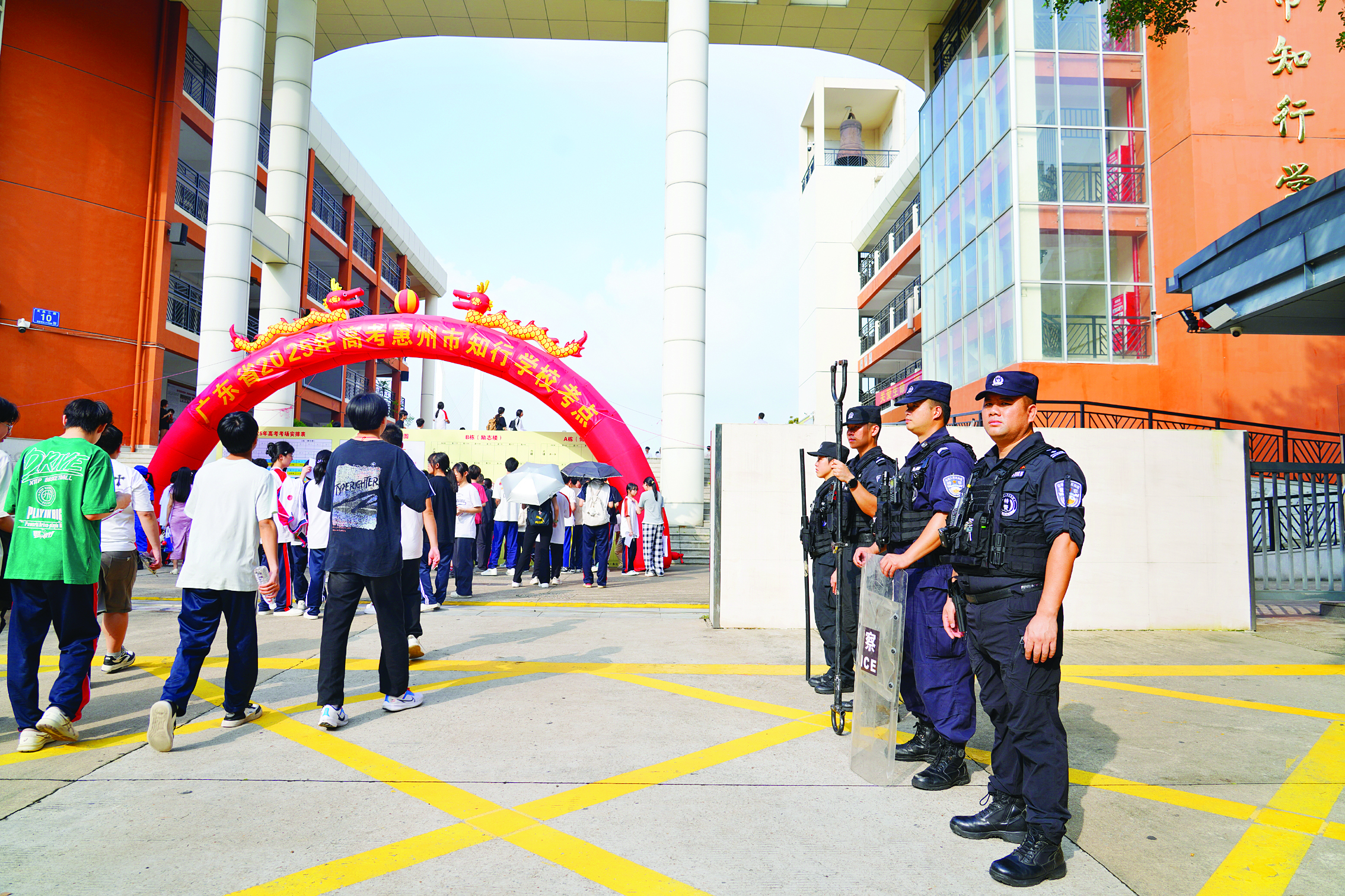     高考首日，惠州公安民警在考点护航。惠州市公安局供图