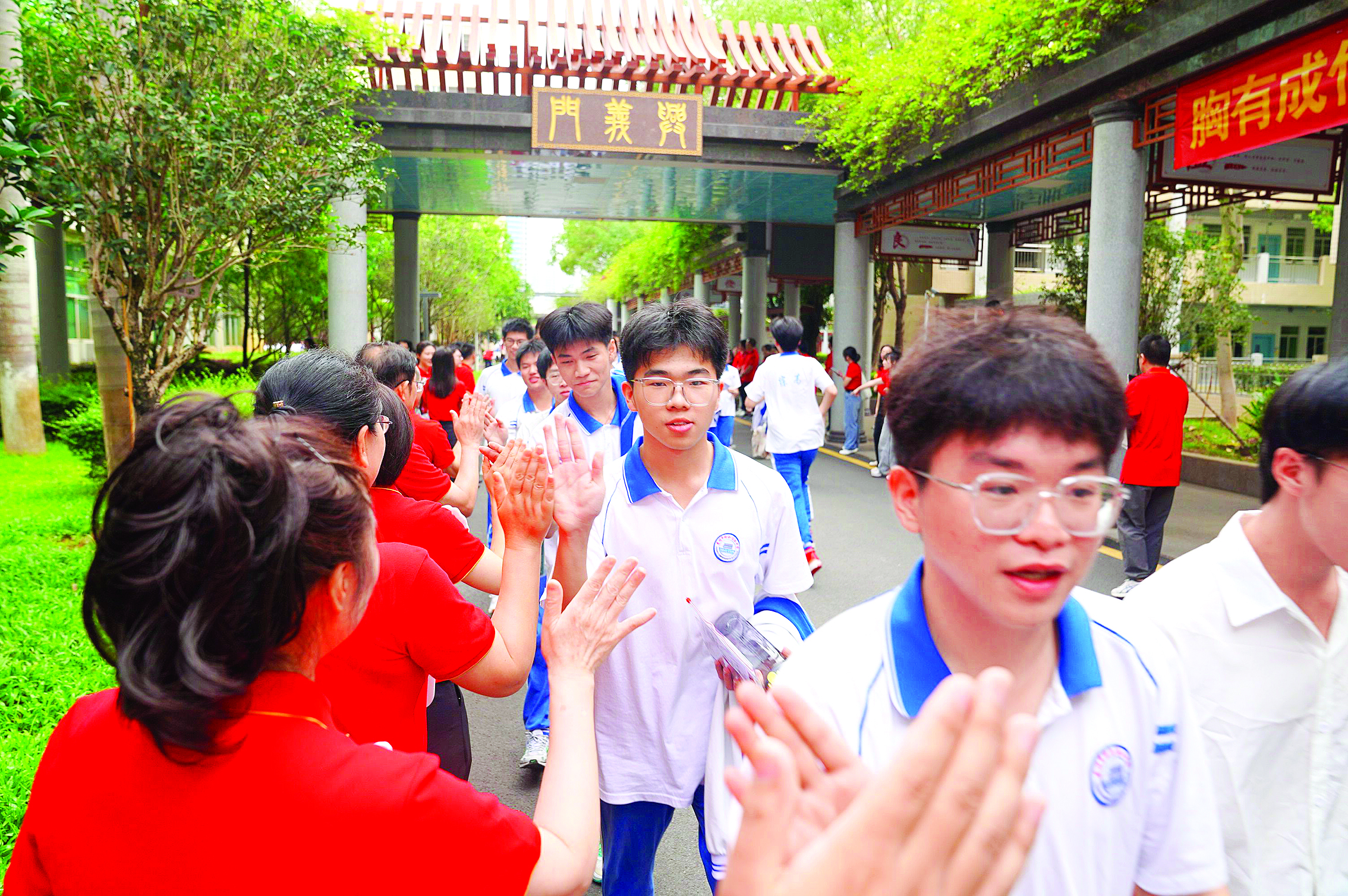     考生从容自信步入考场。惠州日报记者范文燕 通讯员张培 摄