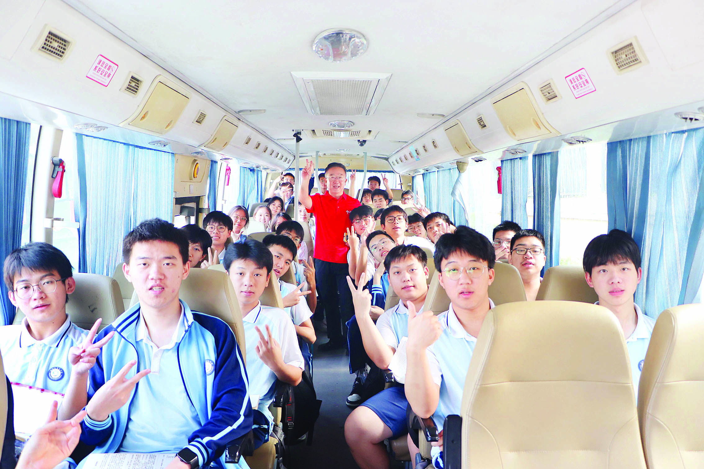     老师送考生去考点。    惠州日报记者李芳娟 通讯员陈传德 摄