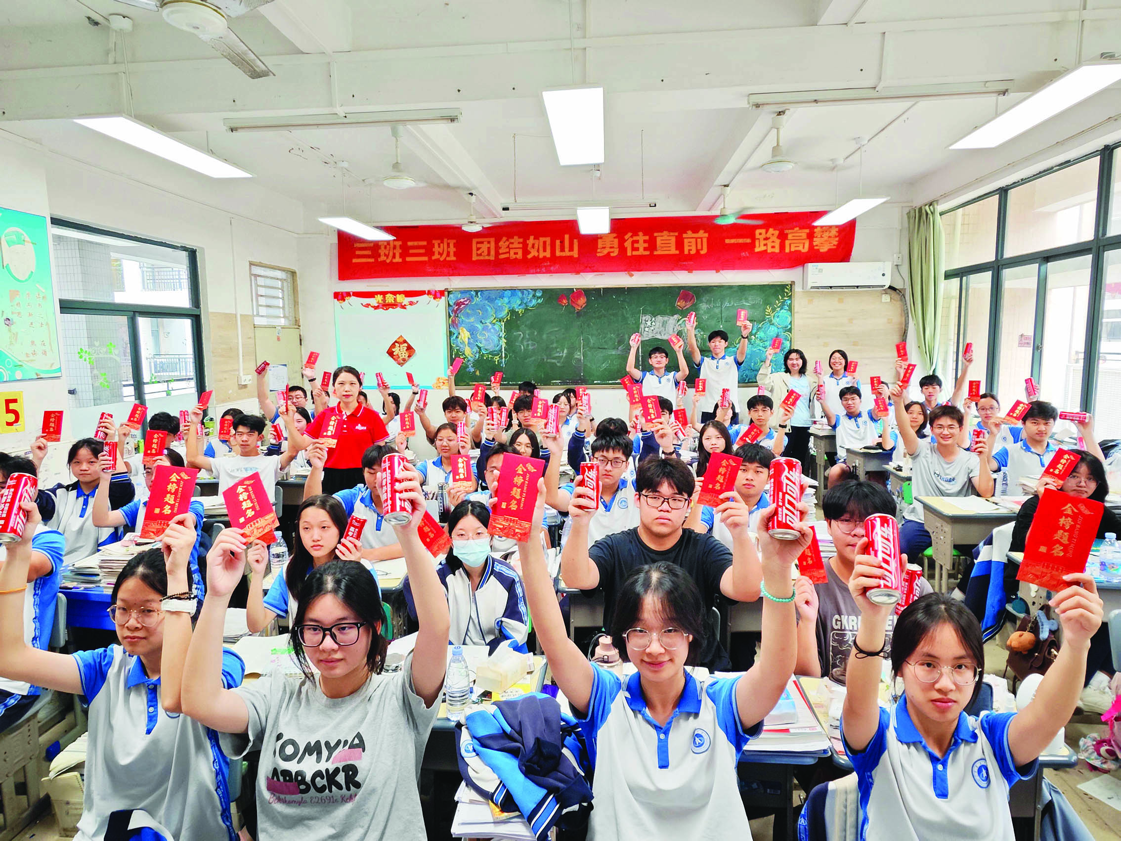     老师为考生送上寓意“旗开得胜”的红包祝福。惠州日报记者蓝斐菲 通讯员何贝雅 摄
