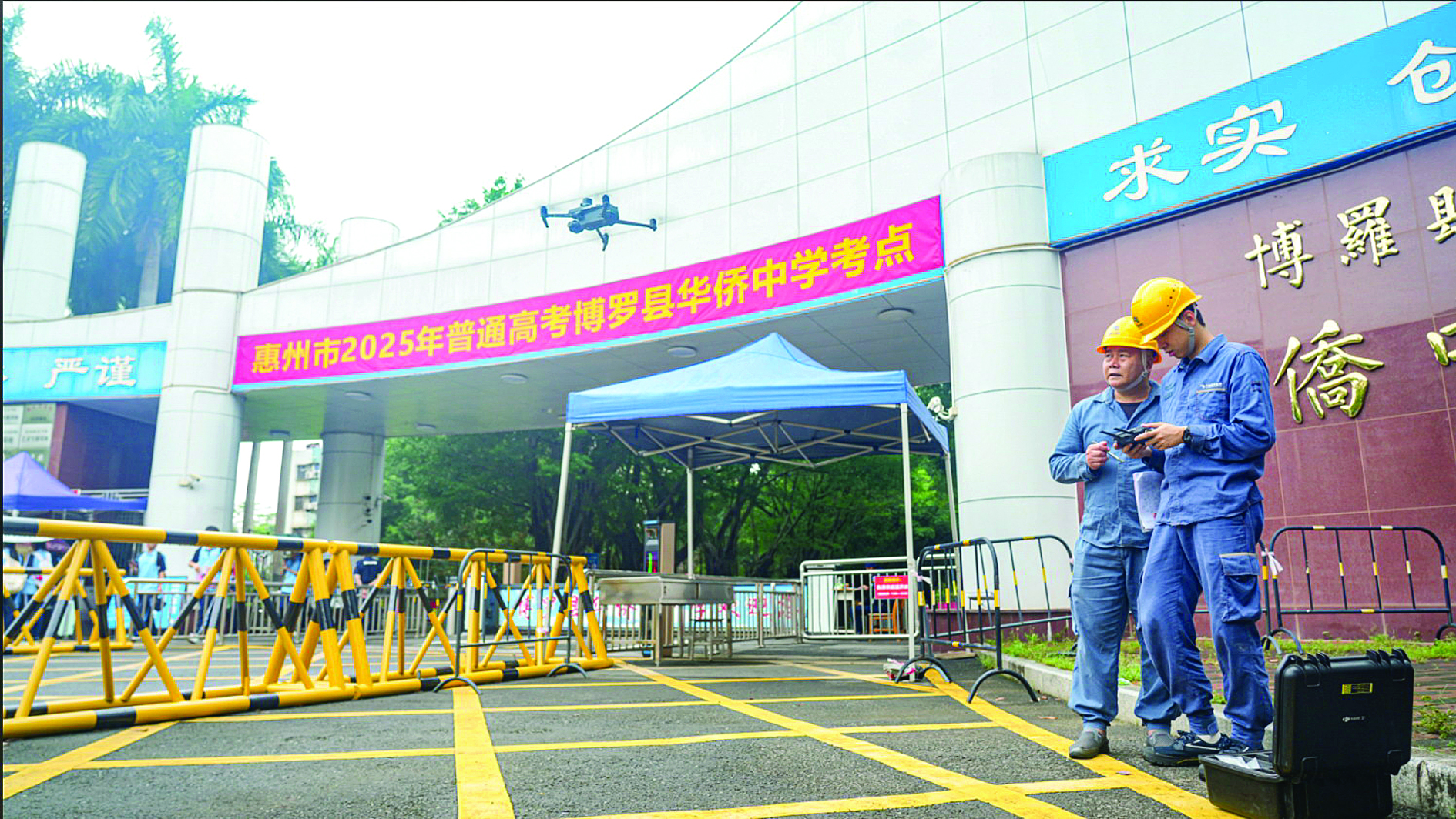     惠州供电局运维人员在巡视高考考点线路。