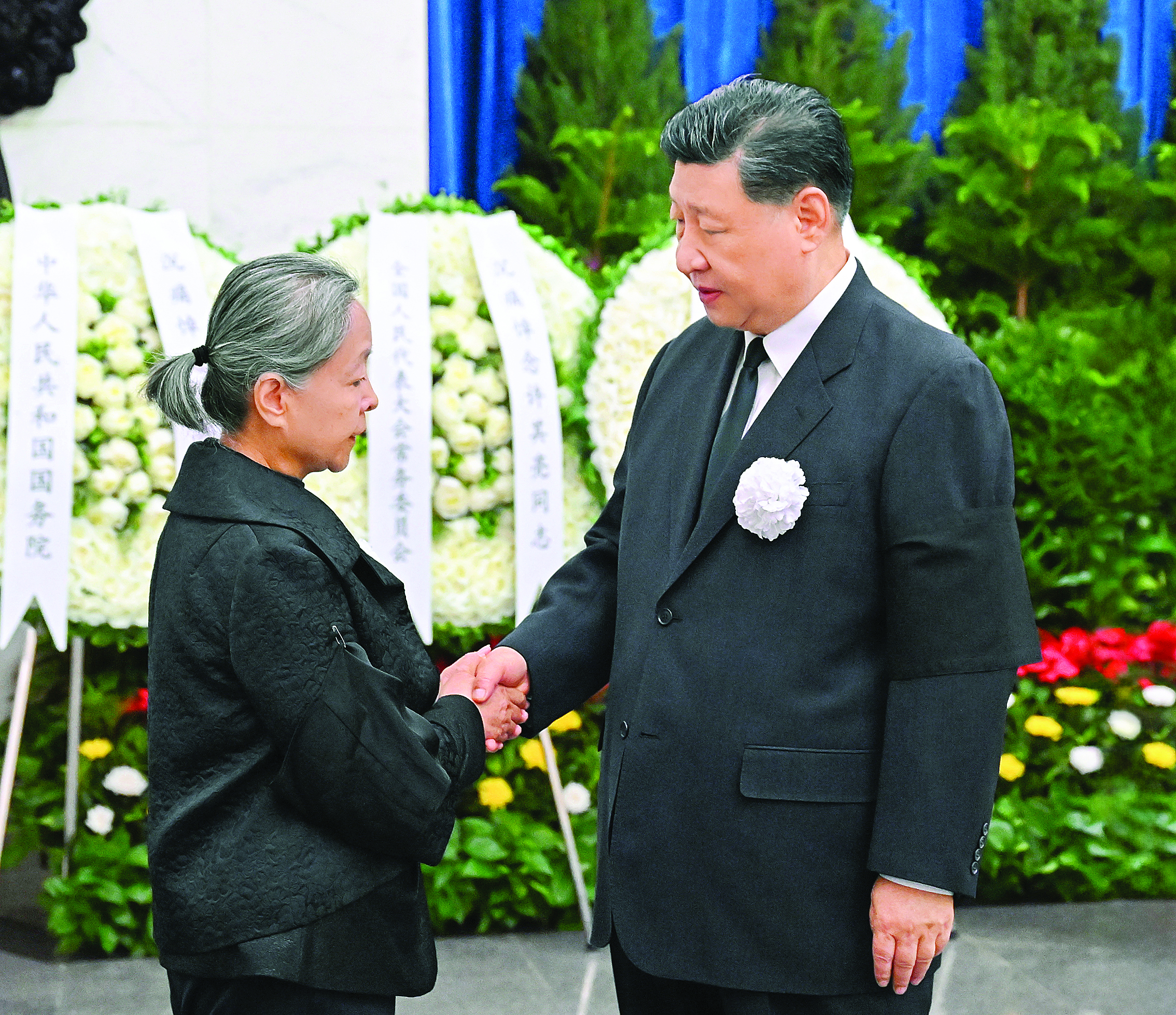     6月8日，许其亮同志遗体在北京八宝山革命公墓火化。习近平、李强、赵乐际、王沪宁、蔡奇、丁薛祥、李希等前往八宝山送别。这是习近平与许其亮亲属握手，表示深切慰问。    新华社发