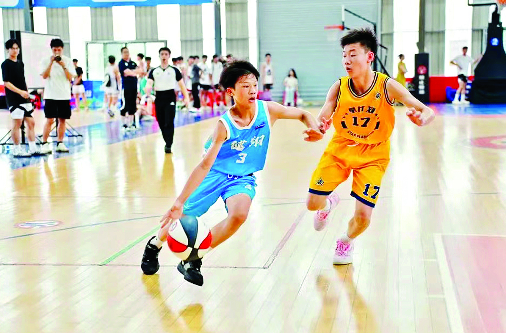     小球员在篮球场上活力四溢。惠州日报记者许文昌 摄