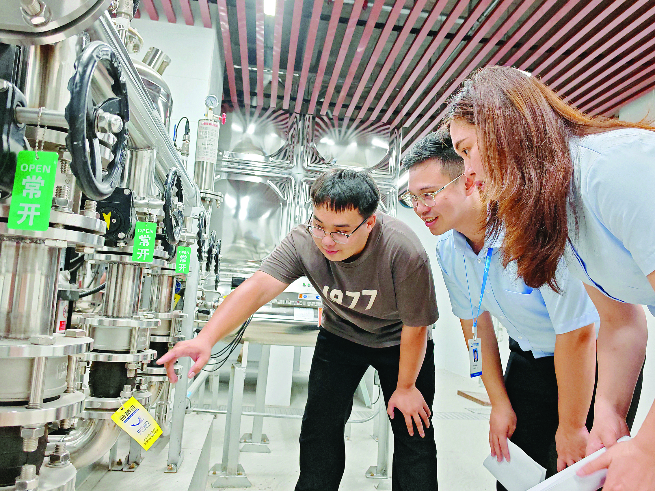     工作人员到智慧水泵房内查看二次供水设备。