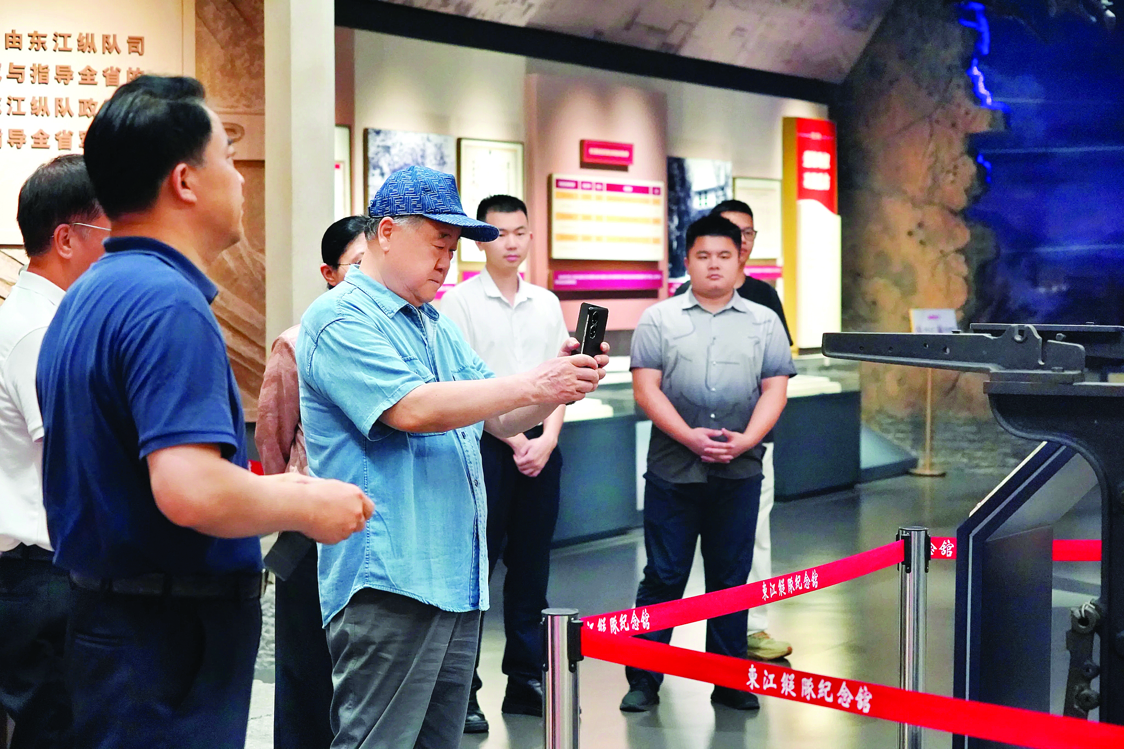     莫言（左二）参观东江纵队纪念馆。 市委宣传部供图