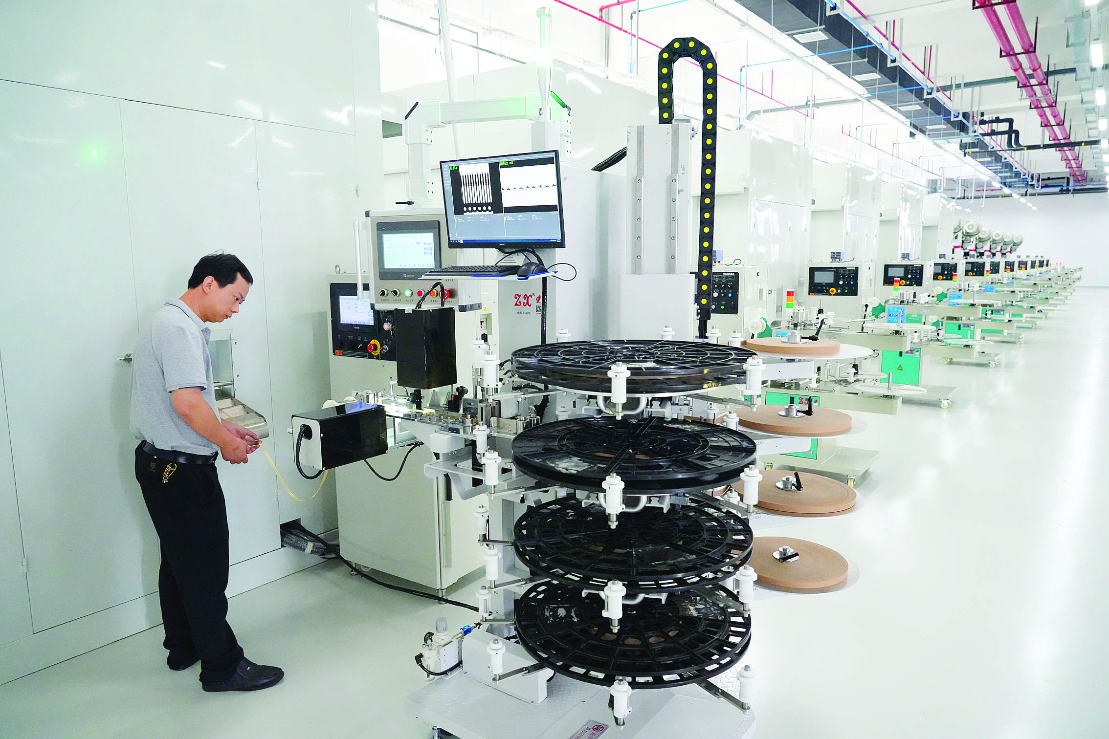     深台帏翔电子公司生产车间。 惠州日报记者许文昌 摄