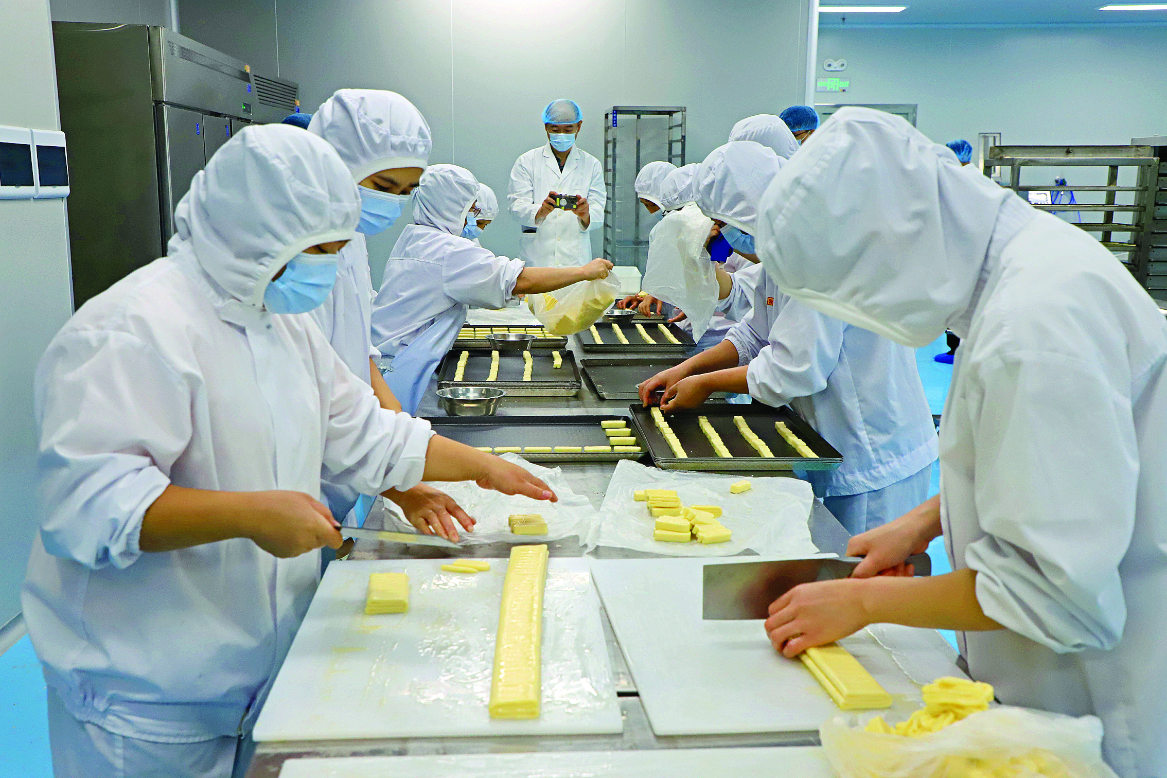     顺南食品的工人在制作蝴蝶酥。