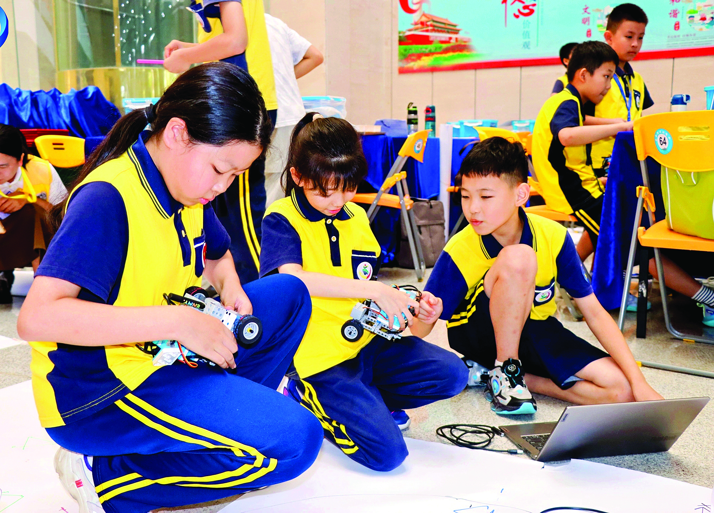     参赛选手对机器人进行组装、调试。惠州日报记者谢菁菁 通讯员杨一波 摄