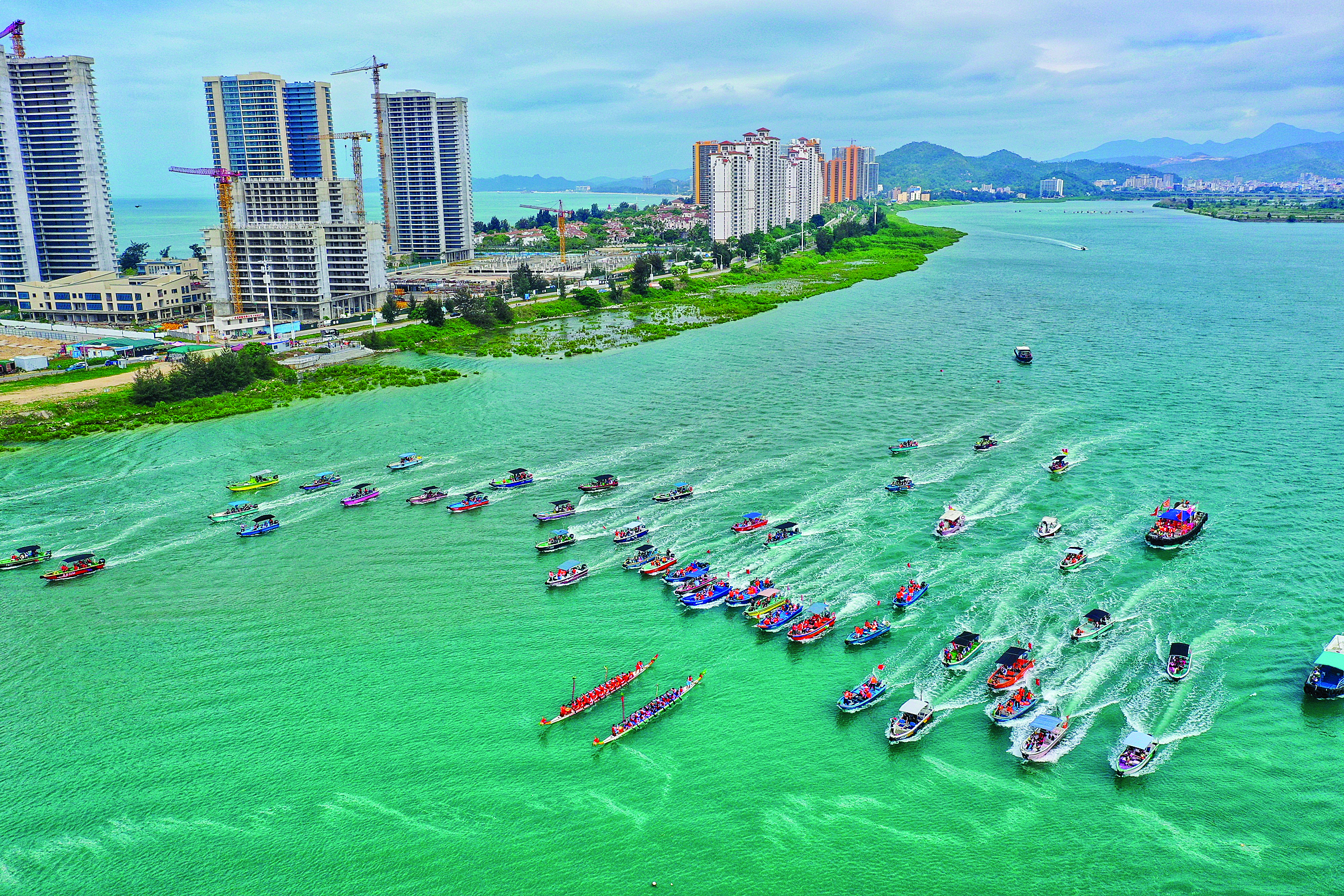     惠东县港口滨海旅游度假区内湾的新村村传统龙舟赛现场。
