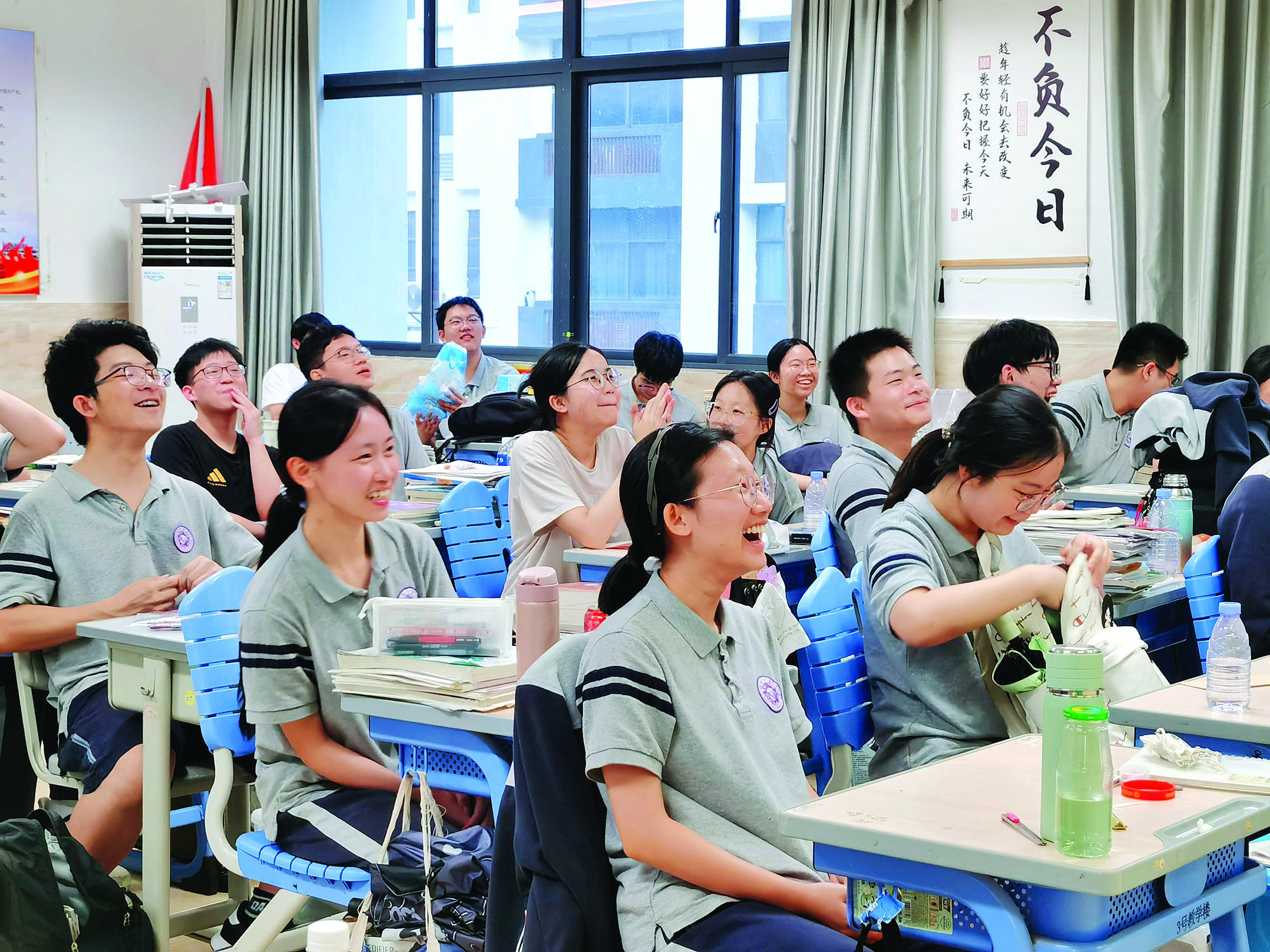     高考结束后，惠州中学的考生陆续回到班级，不少班主任为同学们上“最后一课”。惠州日报记者叶丽莎 郑娜 摄