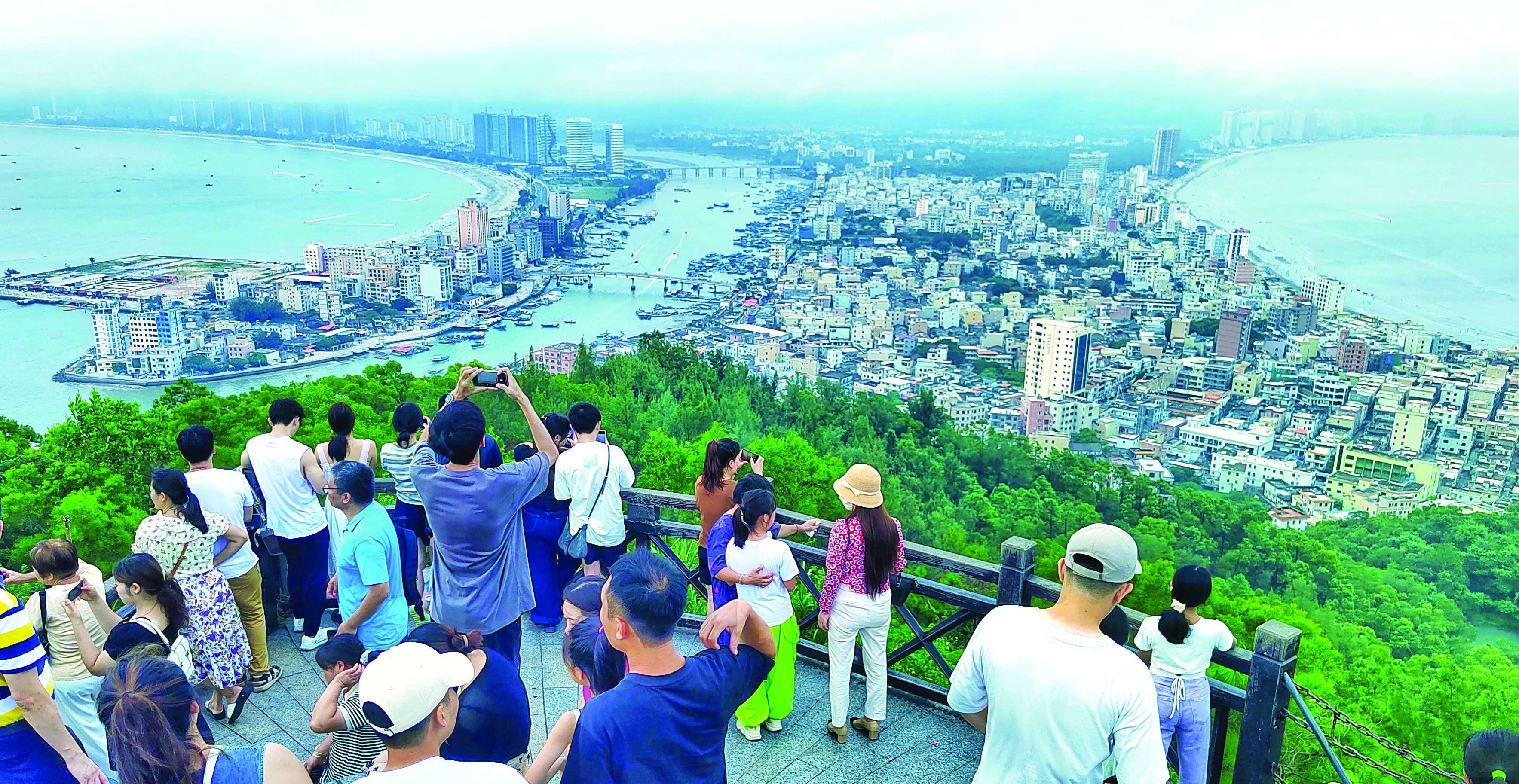     惠东双月湾观景台成热门打卡地。